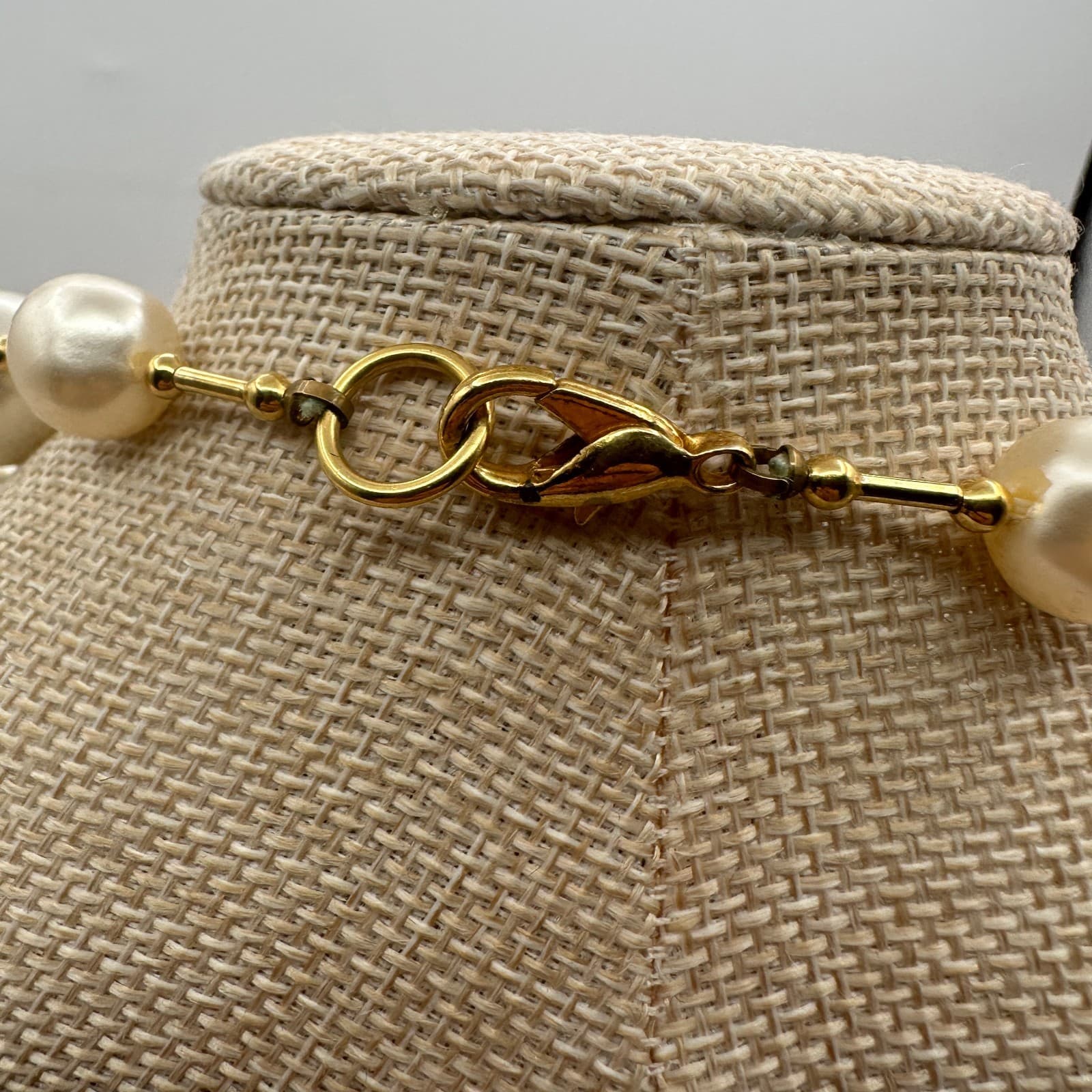 Vintage 80s Cream Faux Pearl Station Necklace Graduated Beads Gold Tone Classic - Thumbnail 5