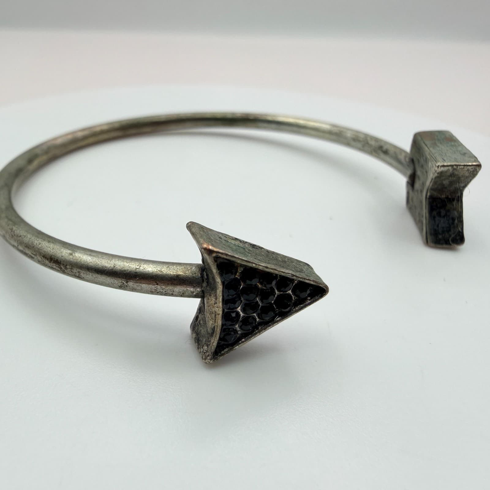 Vintage 90s Arrow Cuff Bracelet Silver Tone Black Glass Boho Statement Jewelry - Thumbnail 4