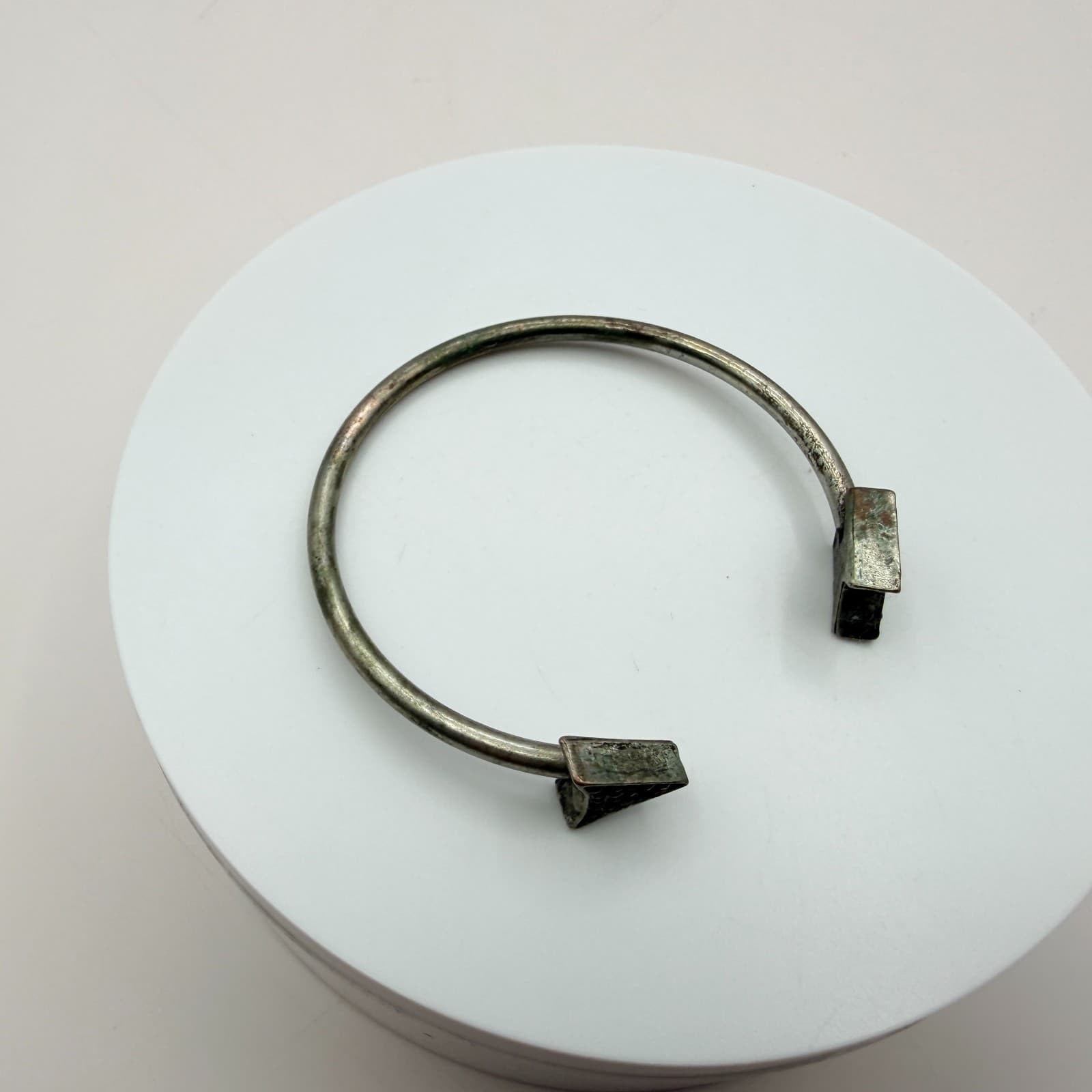 Vintage 90s Arrow Cuff Bracelet Silver Tone Black Glass Boho Statement Jewelry - Thumbnail 5