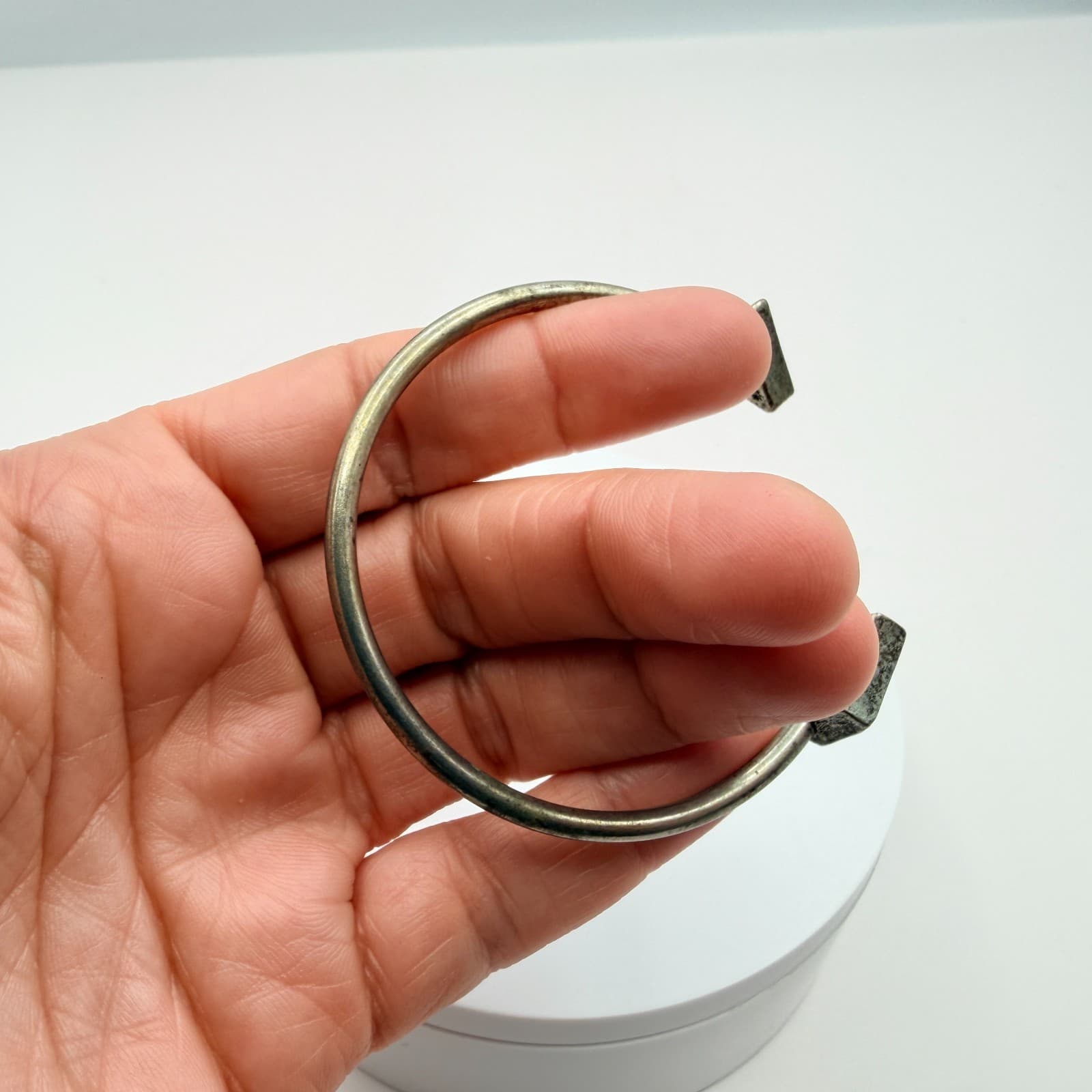 Vintage 90s Arrow Cuff Bracelet Silver Tone Black Glass Boho Statement Jewelry - Thumbnail 7