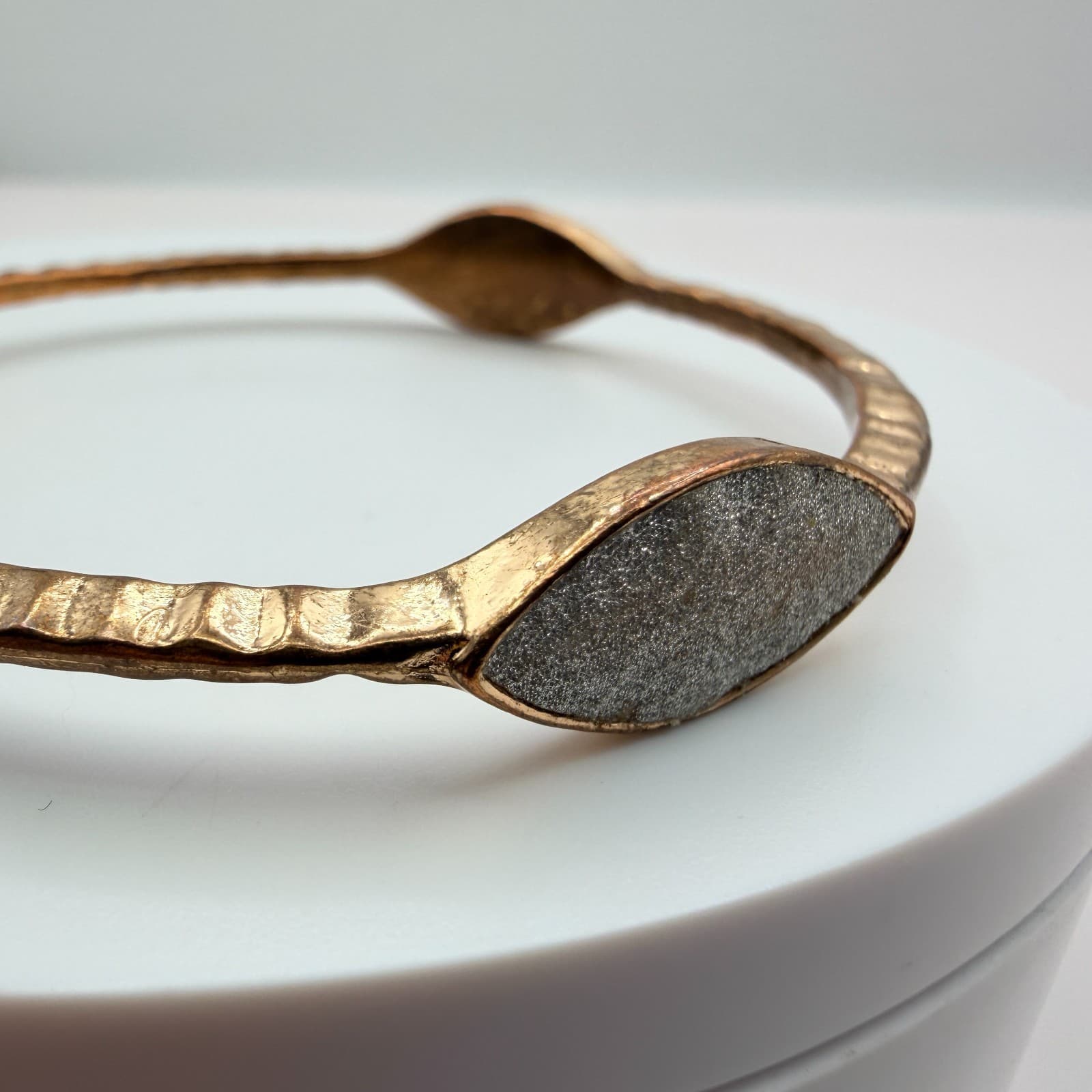 Vintage 90s Bronze Tone Hammered Marquise Faux Druzy Bangle Bracelet Jewelry - Thumbnail 5