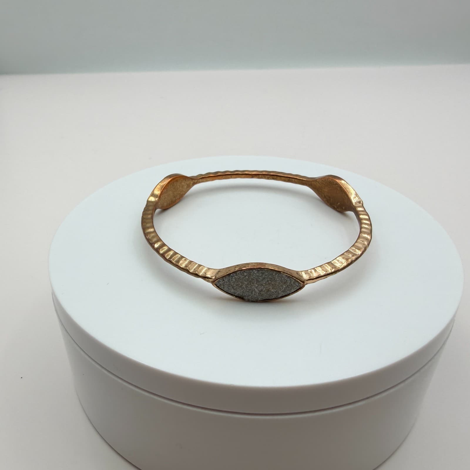 Vintage 90s Bronze Tone Hammered Marquise Faux Druzy Bangle Bracelet Jewelry - Thumbnail 2