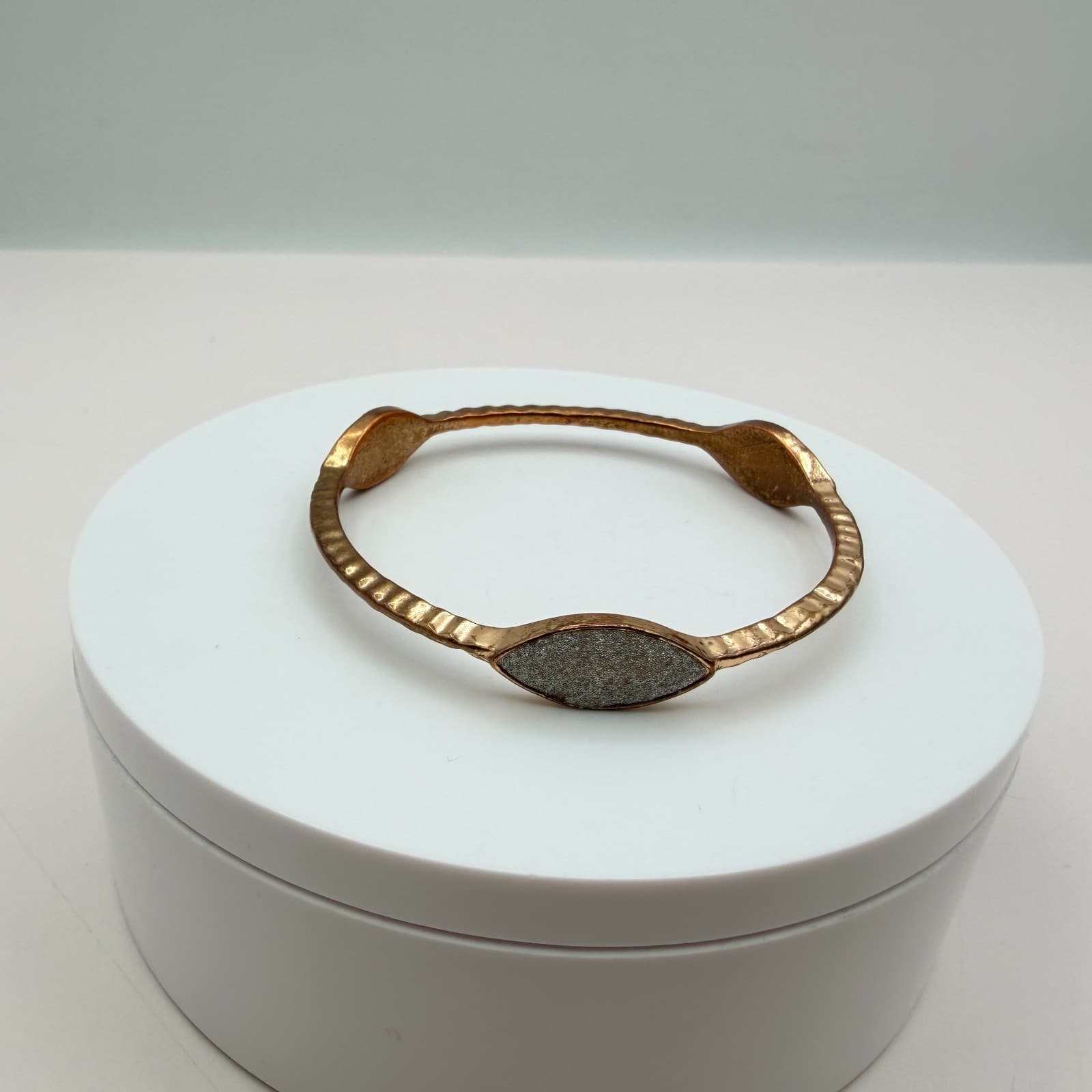 Vintage 90s Bronze Tone Hammered Marquise Faux Druzy Bangle Bracelet Jewelry - Thumbnail 8