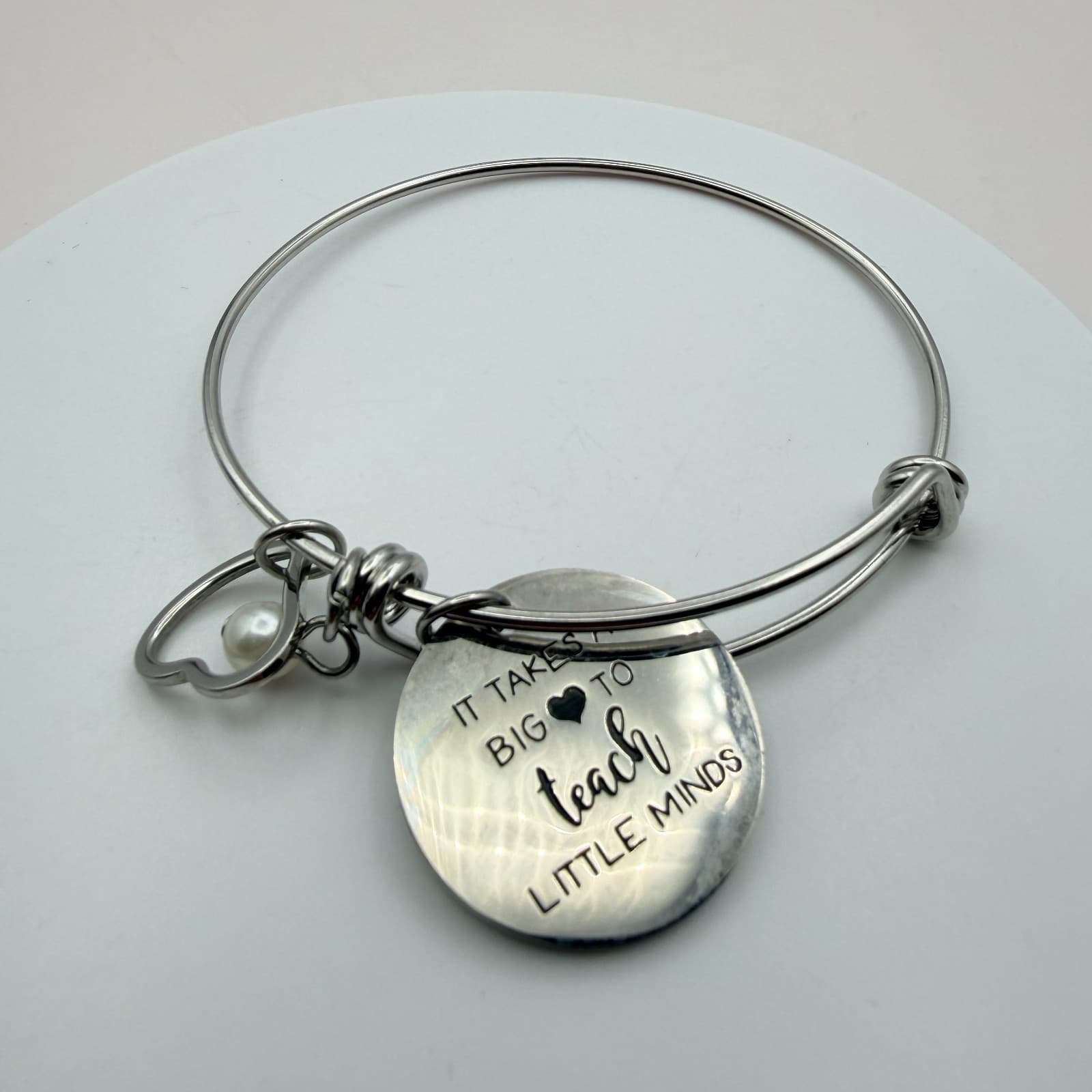 Vintage Y2K Silver Tone Pearl Heart Charm Bangle Women's Classic Jewelry - Image 1