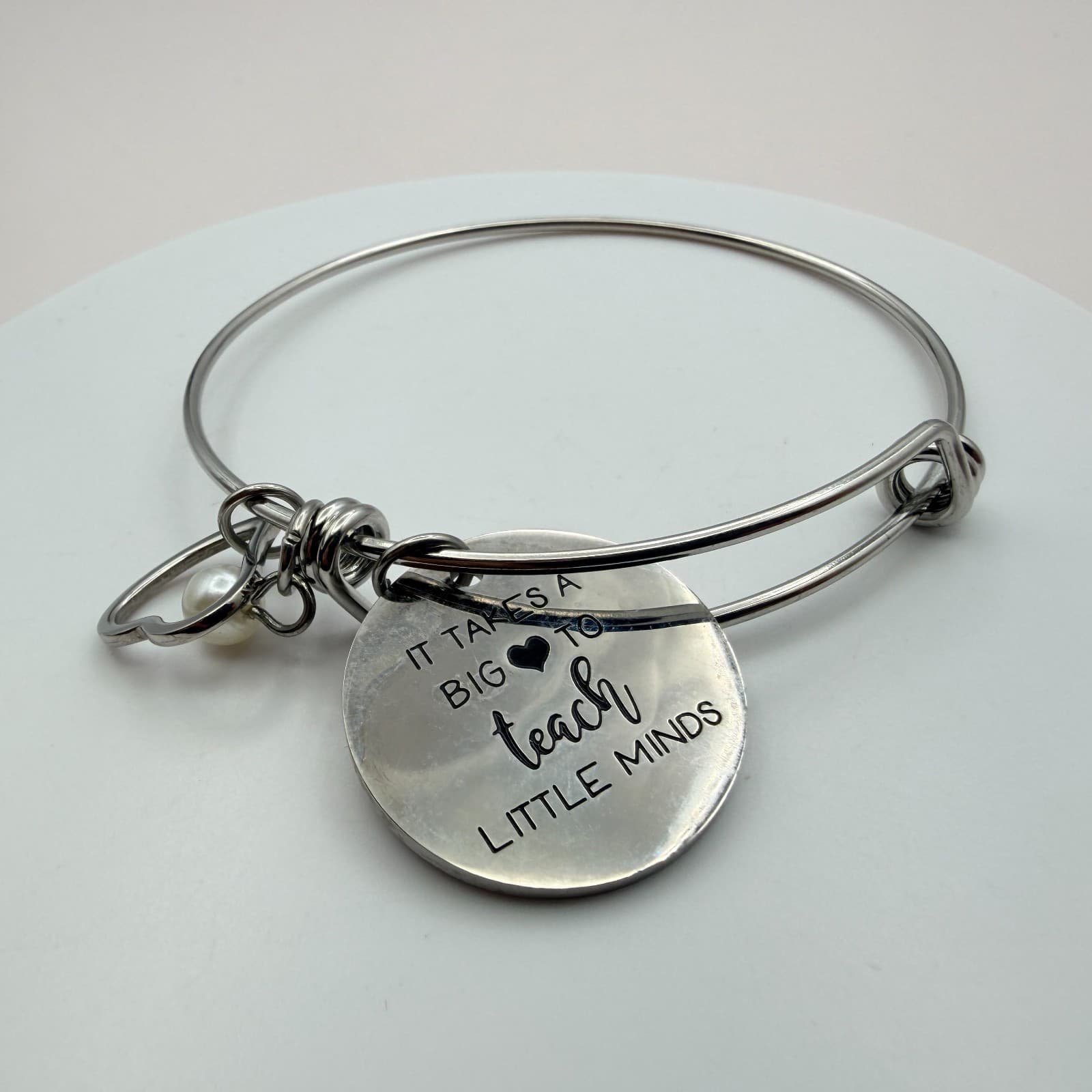 Vintage Y2K Silver Tone Pearl Heart Charm Bangle Women's Classic Jewelry - Thumbnail 2