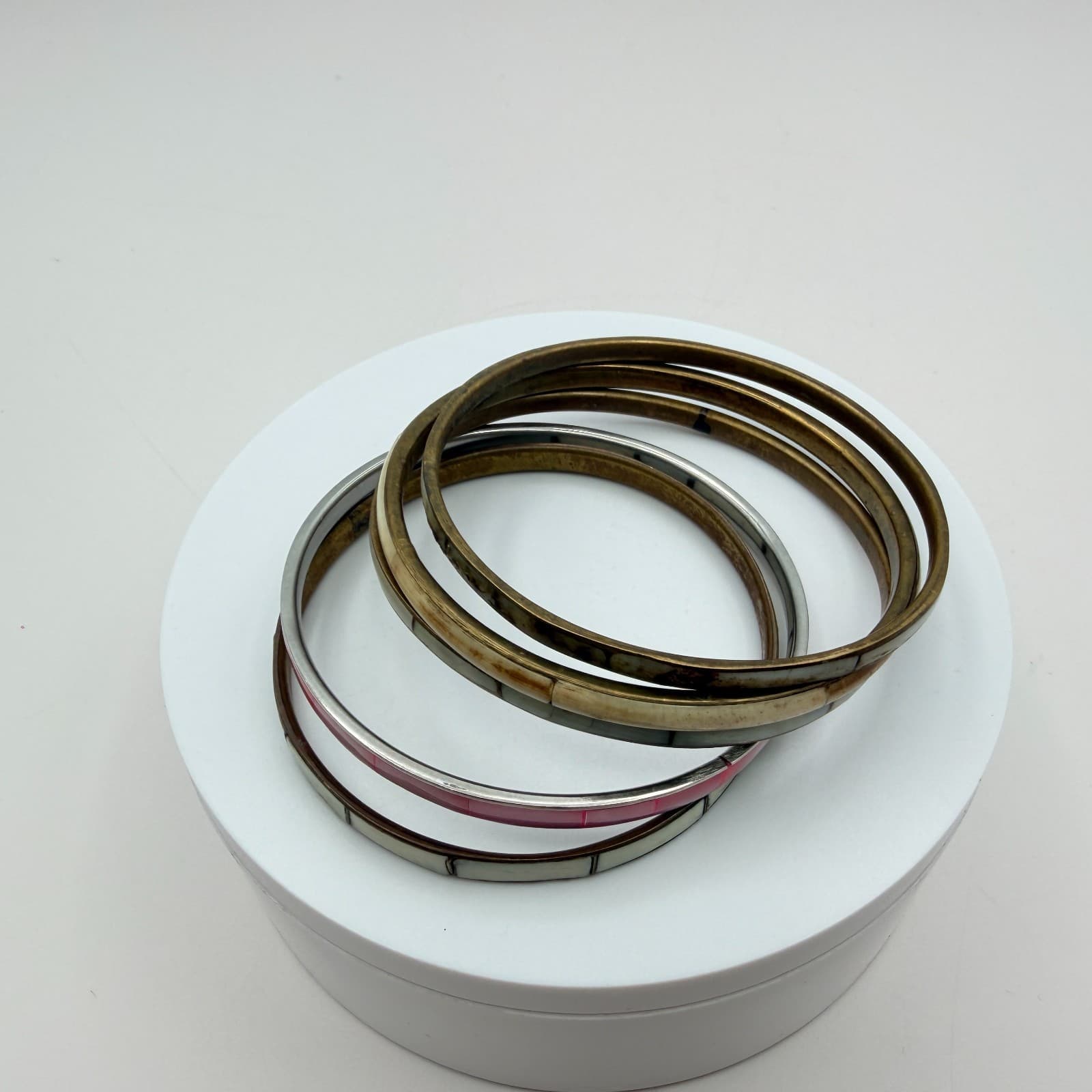 Vintage 90s Polycrome Inlaid Shell Bangle Bracelet 5 Pics Two Tone Jewelry - Thumbnail 3