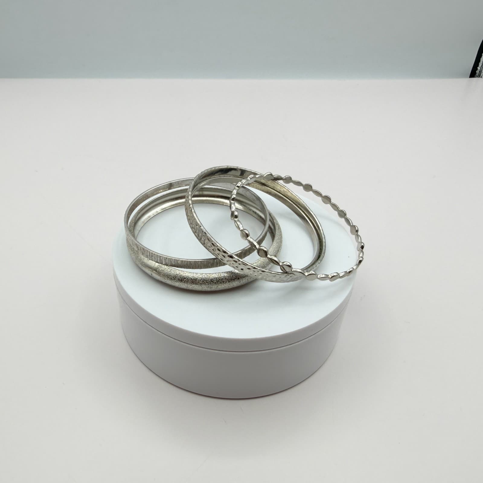 Vintage 90s Silver Tone Bangle Bracelet Set Women's Classic Fashion Jewelry - Thumbnail 7