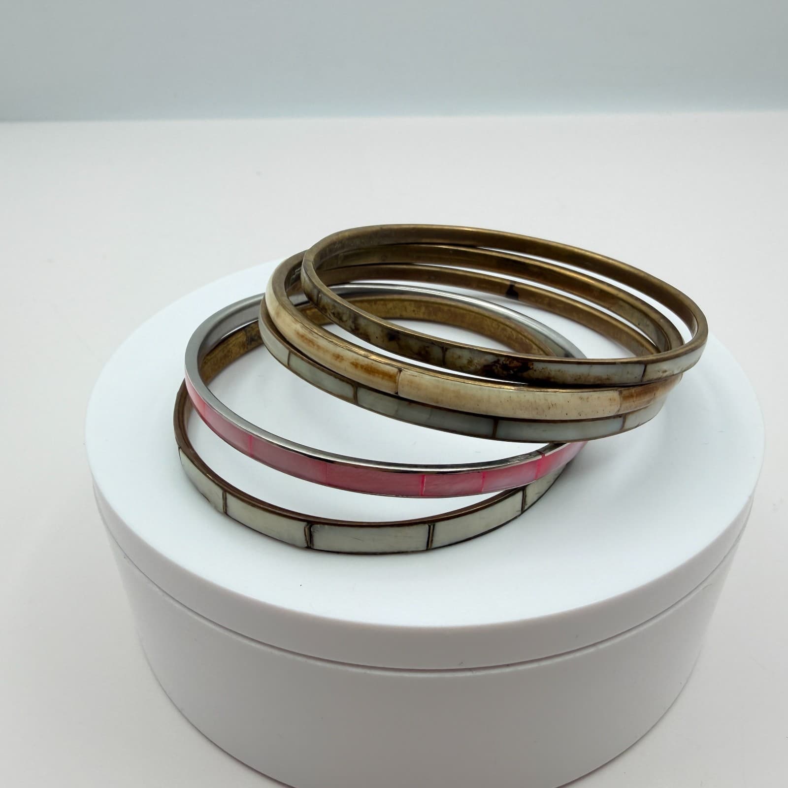 Vintage 90s Polycrome Inlaid Shell Bangle Bracelet 5 Pics Two Tone Jewelry - Thumbnail 2