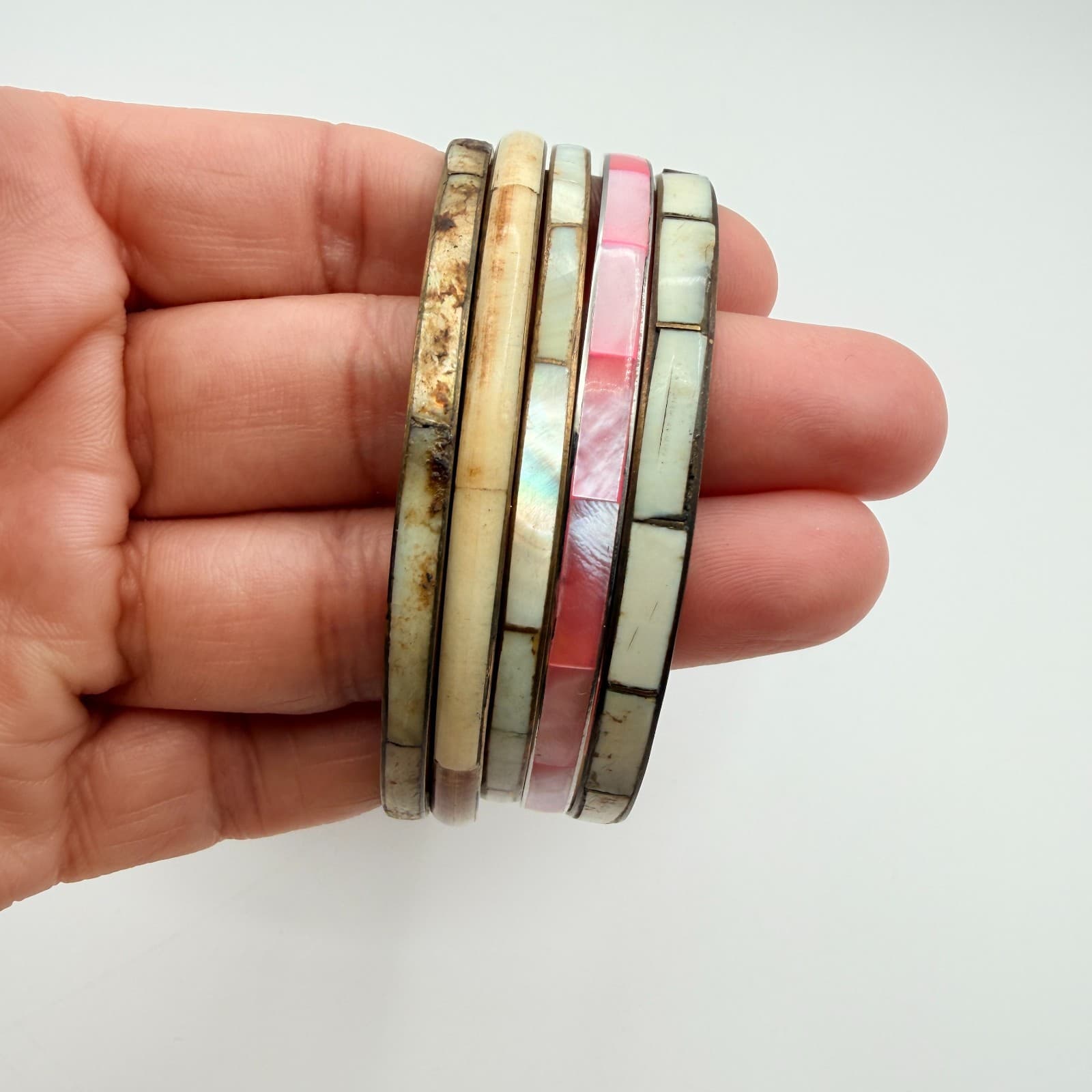 Vintage 90s Polycrome Inlaid Shell Bangle Bracelet 5 Pics Two Tone Jewelry - Thumbnail 8