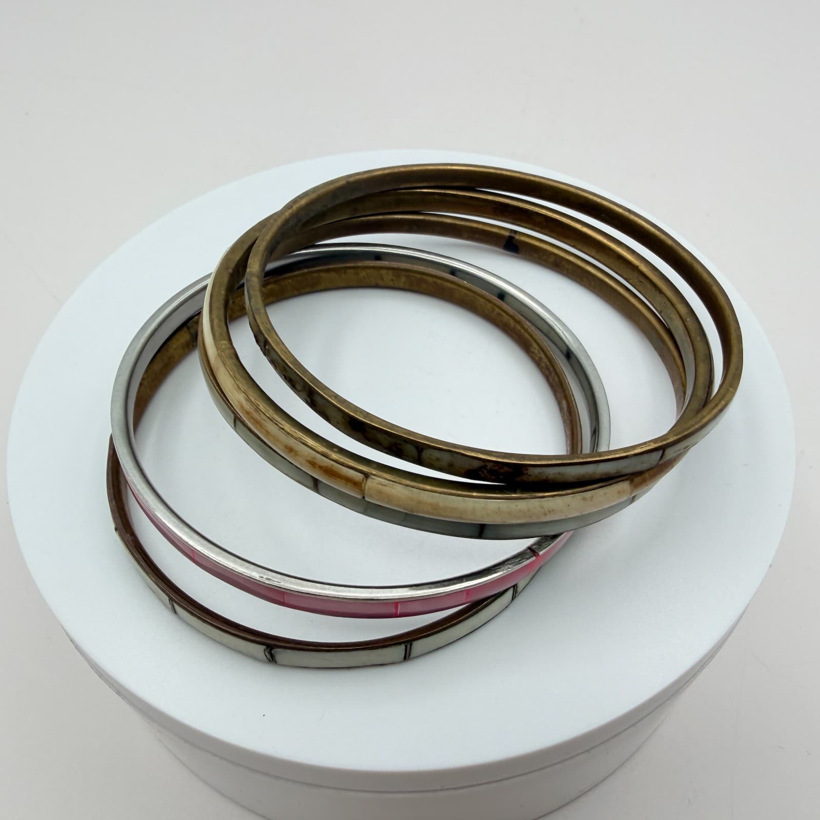 Vintage 90s Polycrome Inlaid Shell Bangle Bracelet 5 Pics Two Tone Jewelry - Thumbnail 4