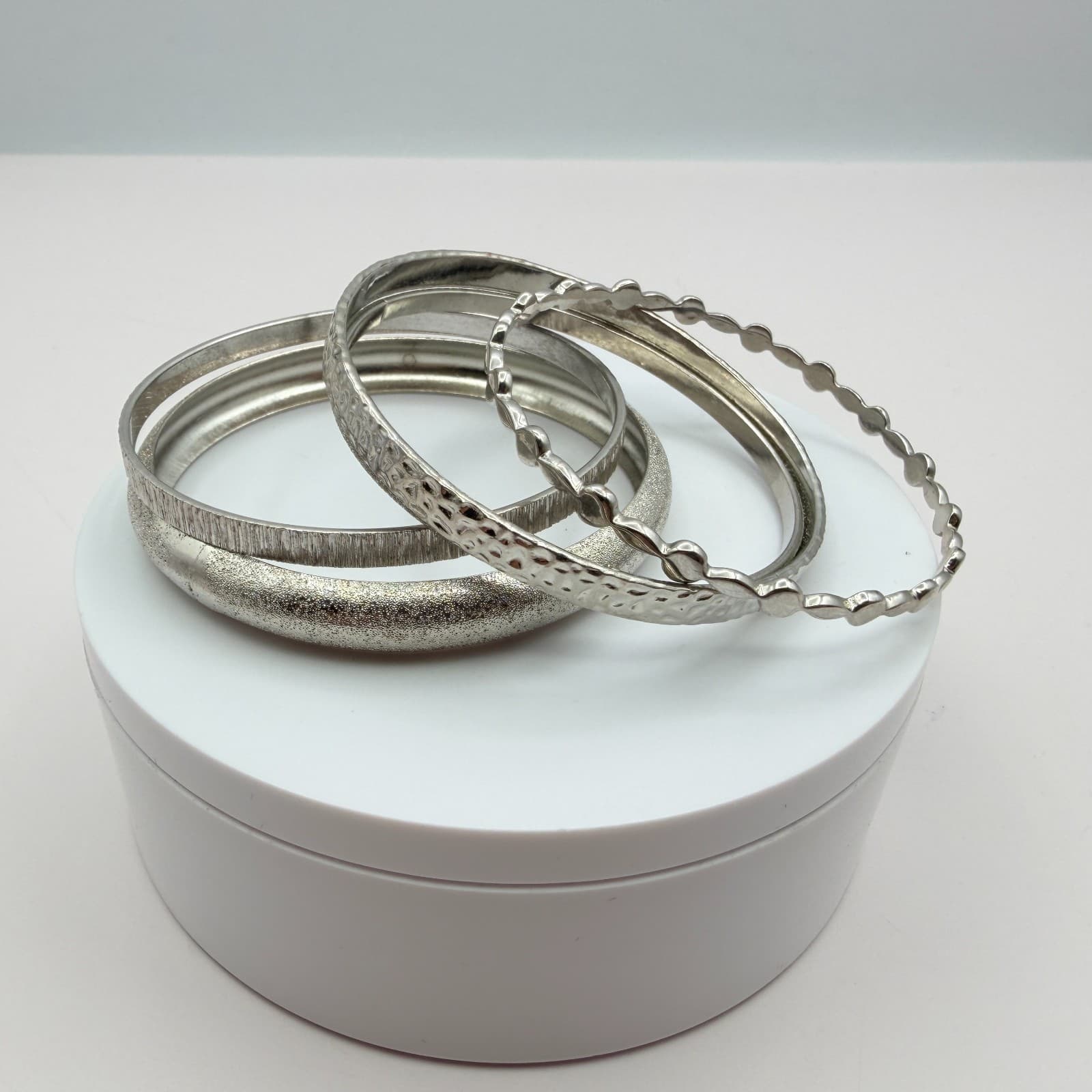 Vintage 90s Silver Tone Bangle Bracelet Set Women's Classic Fashion Jewelry - Thumbnail 4