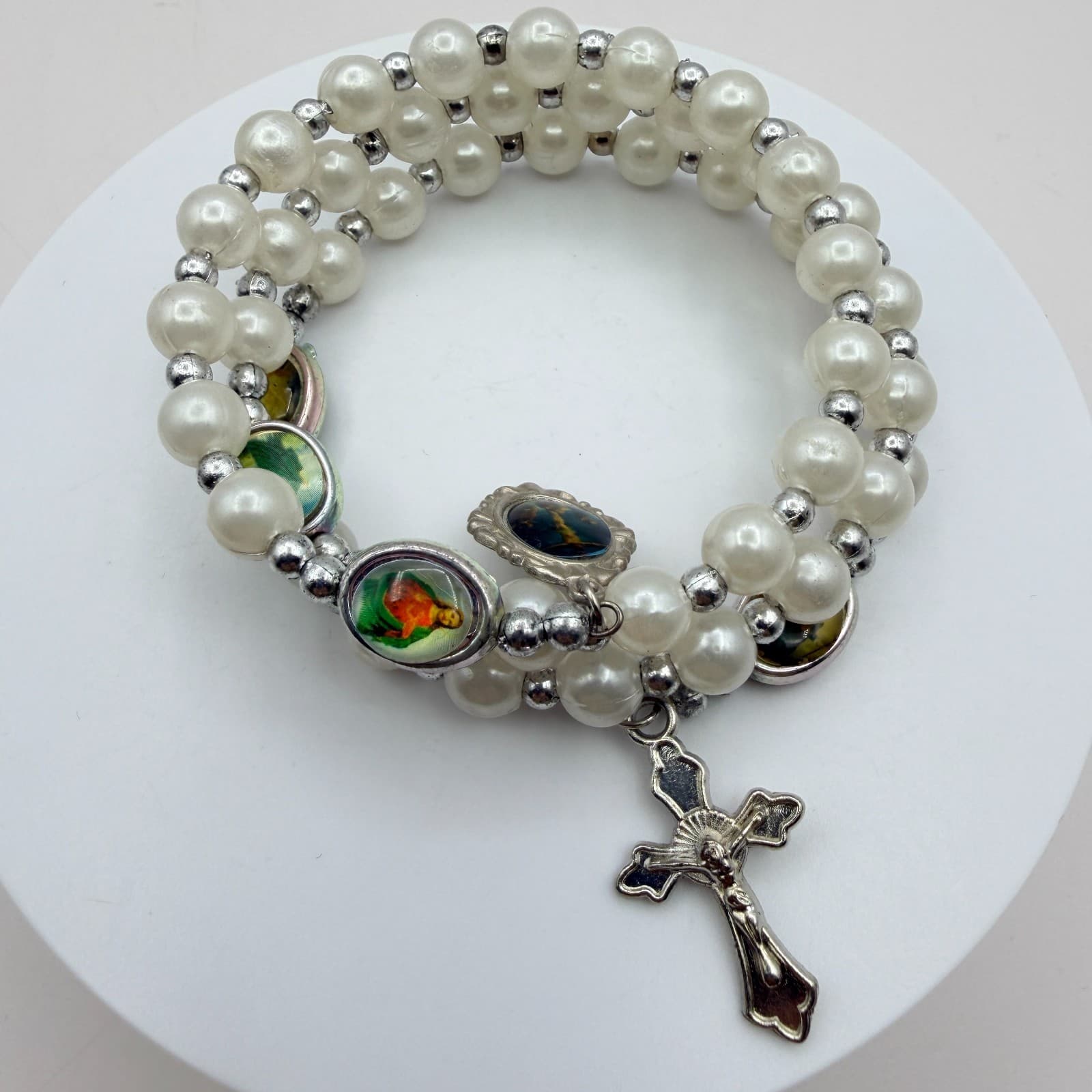 Vintage Y2K Silver Tone Faux Pearl Religious Crucifix Cross Bracelet Jewelry - Image 1