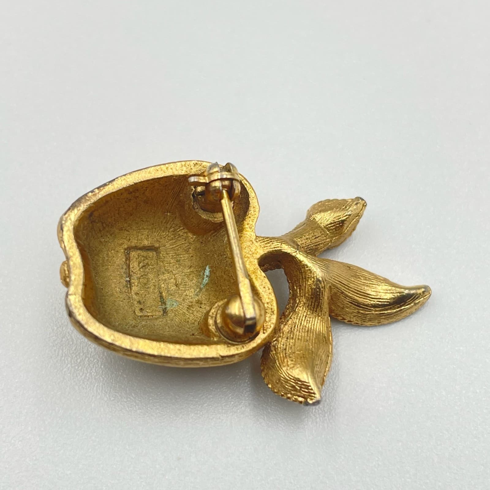Vintage Apple Brooch Pin Gold Tone Brush Textured Finish Teacher School Figural - Thumbnail 4