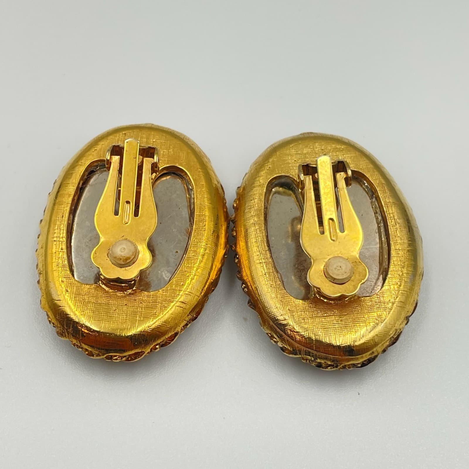 Vintage VTG Gold Tone Clip Earrings Red Fabric Rhinestone Oval Rope Edge Costume - Thumbnail 9