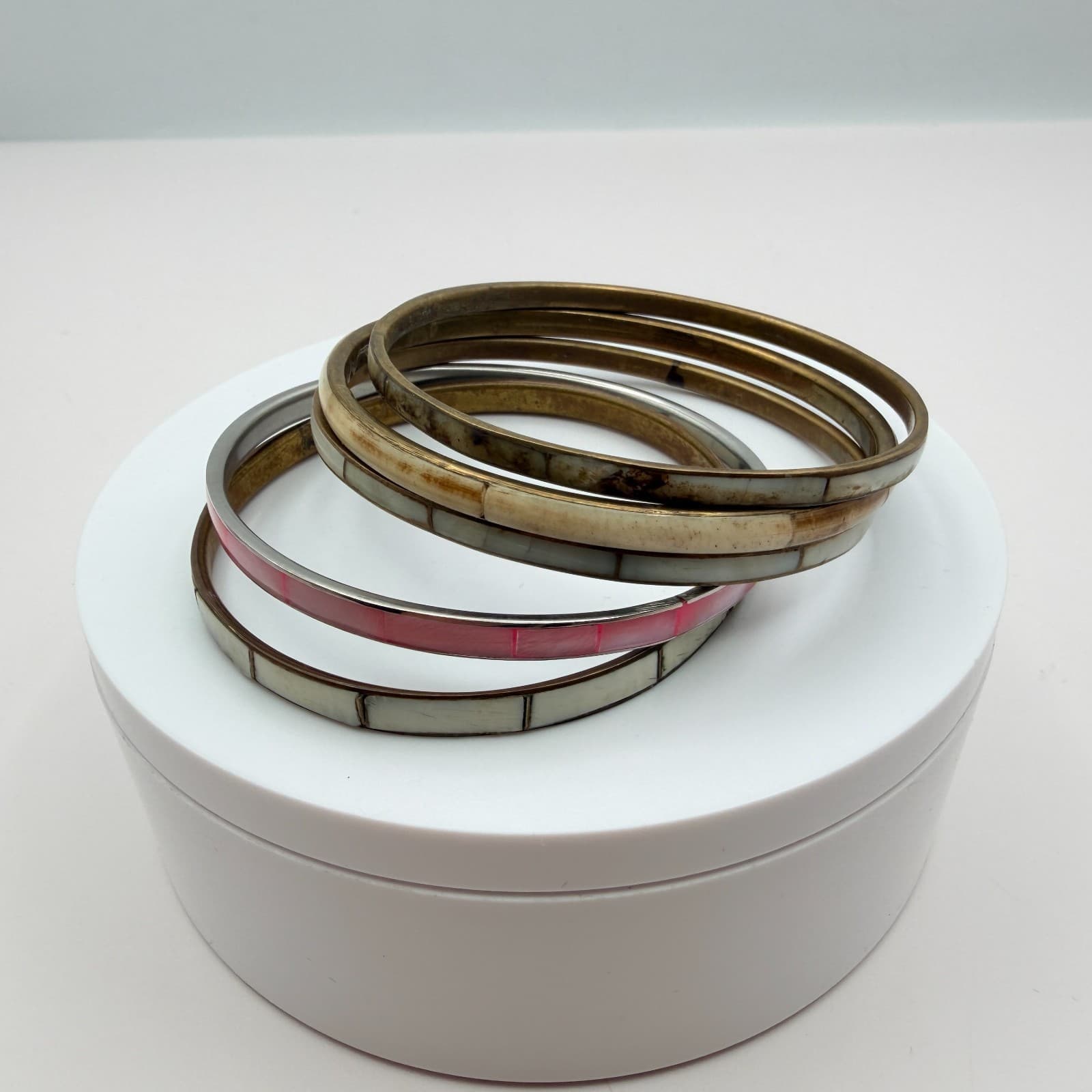 Vintage 90s Polycrome Inlaid Shell Bangle Bracelet 5 Pics Two Tone Jewelry - Thumbnail 6