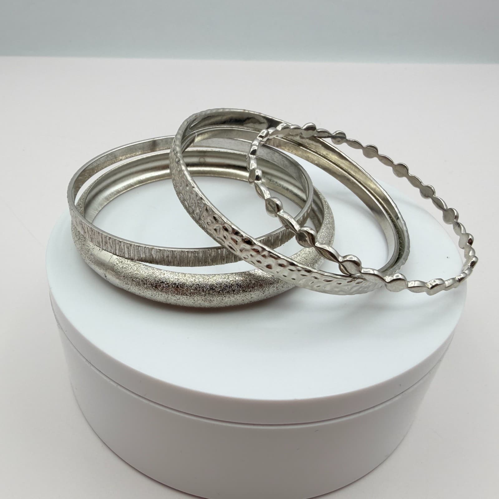 Vintage 90s Silver Tone Bangle Bracelet Set Women's Classic Fashion Jewelry - Thumbnail 6