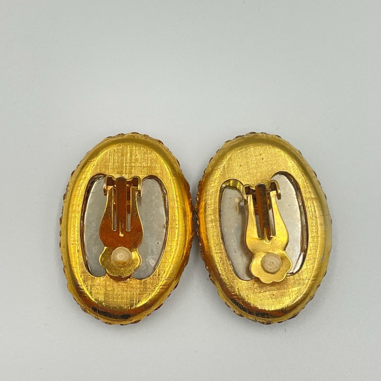 Vintage VTG Gold Tone Clip Earrings Red Fabric Rhinestone Oval Rope Edge Costume - Thumbnail 5