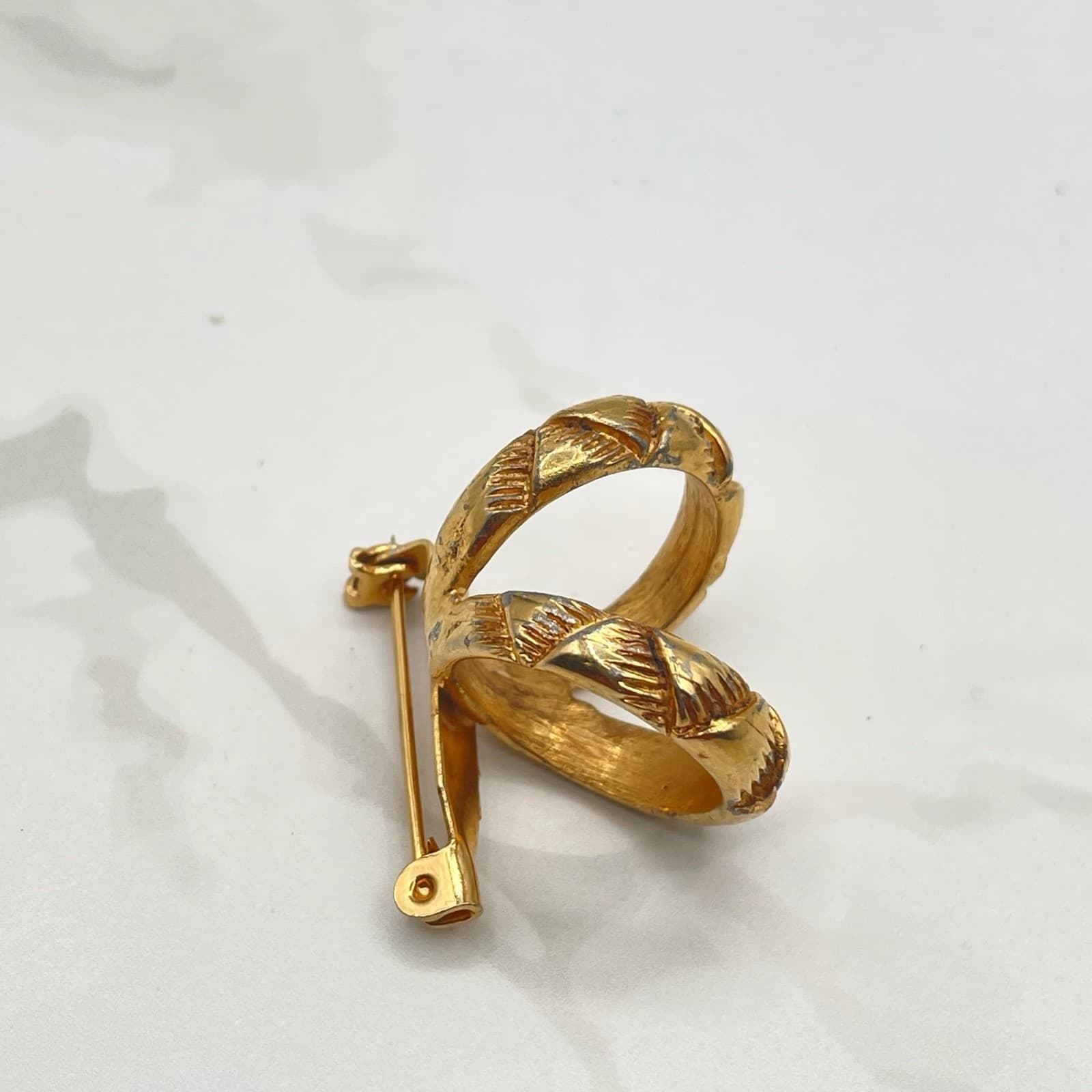 Vintage VTG Gold Tone Basket Weave Brooch Pin C-Scroll Closure Textured - Thumbnail 8