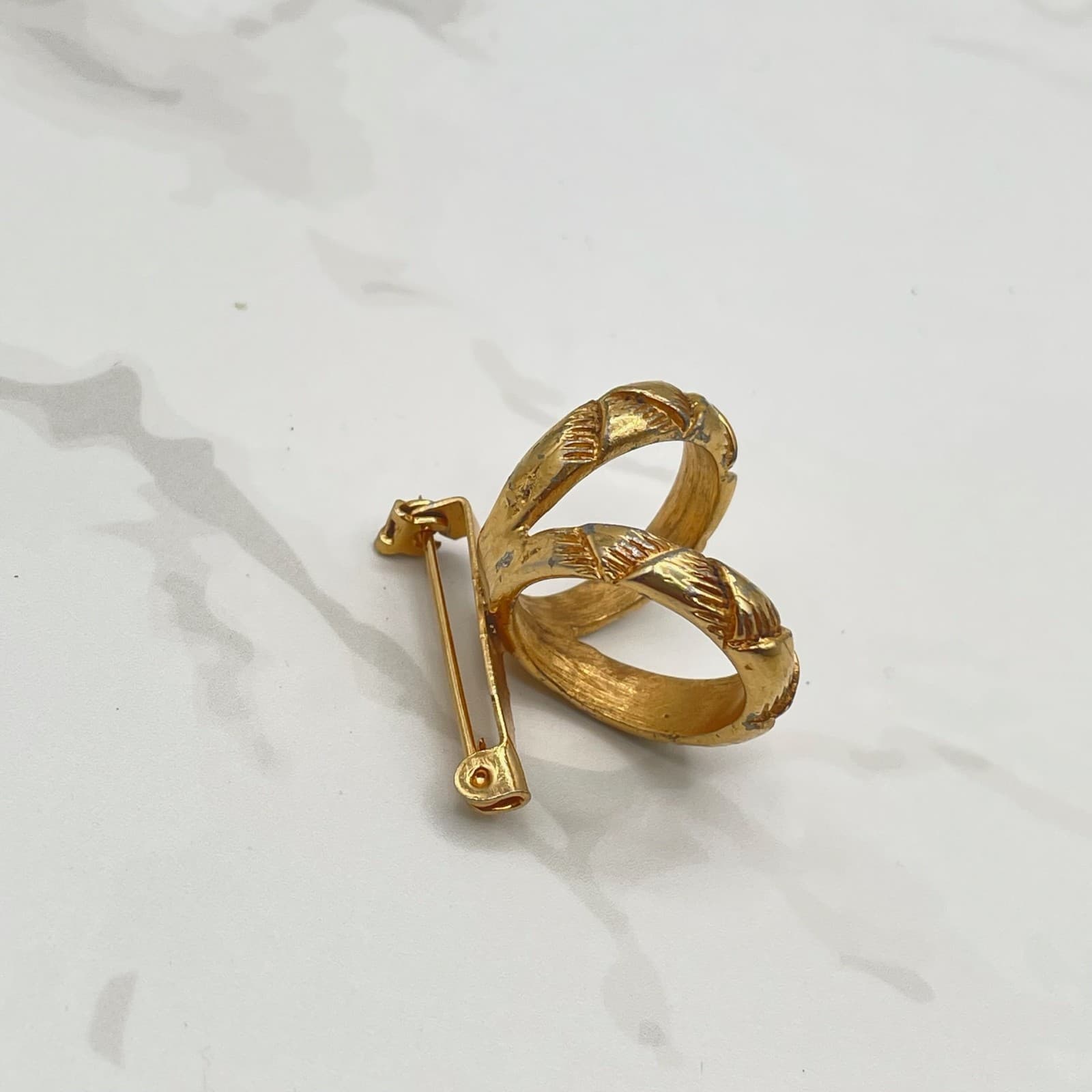 Vintage VTG Gold Tone Basket Weave Brooch Pin C-Scroll Closure Textured - Thumbnail 7