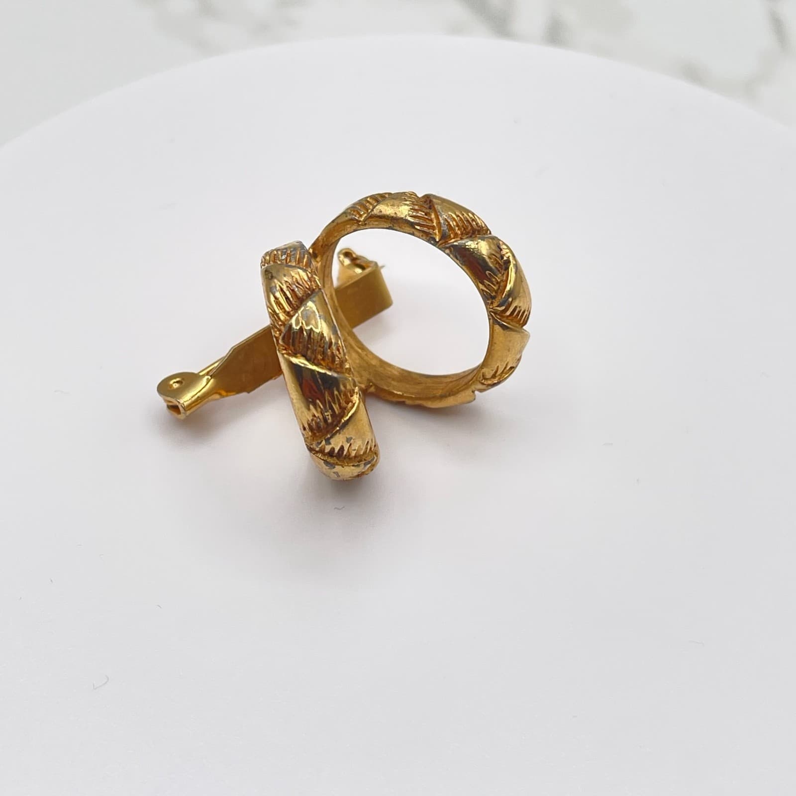 Vintage VTG Gold Tone Basket Weave Brooch Pin C-Scroll Closure Textured - Thumbnail 9