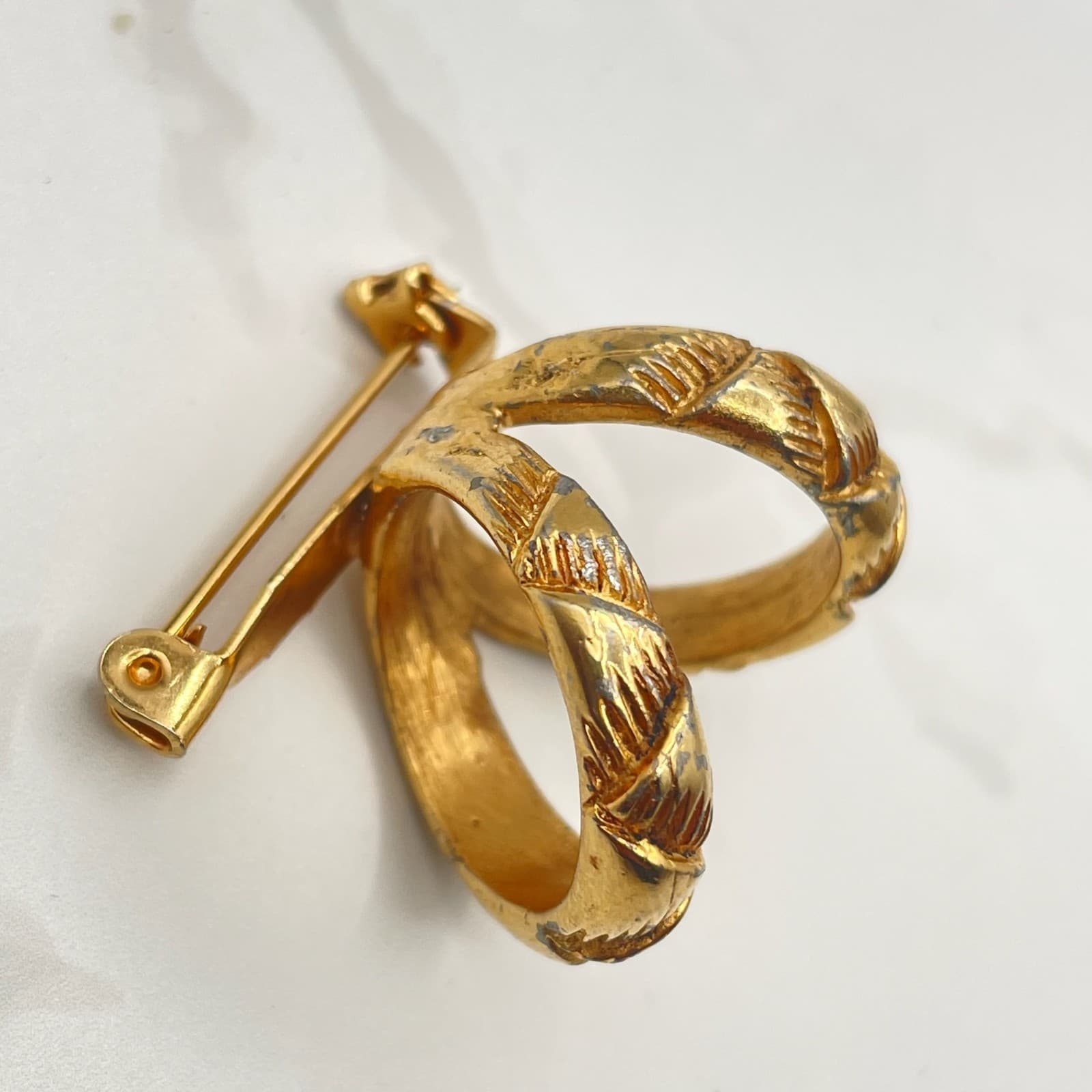 Vintage VTG Gold Tone Basket Weave Brooch Pin C-Scroll Closure Textured - Thumbnail 11