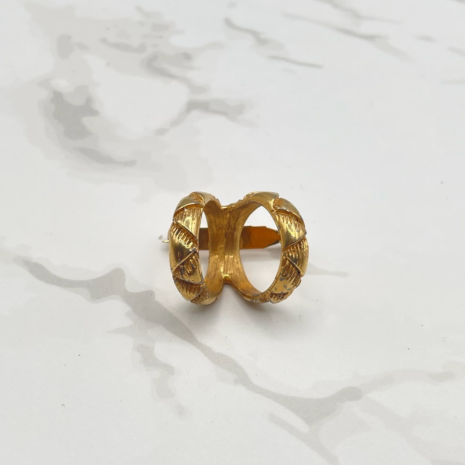 Vintage VTG Gold Tone Basket Weave Brooch Pin C-Scroll Closure Textured - Thumbnail 3