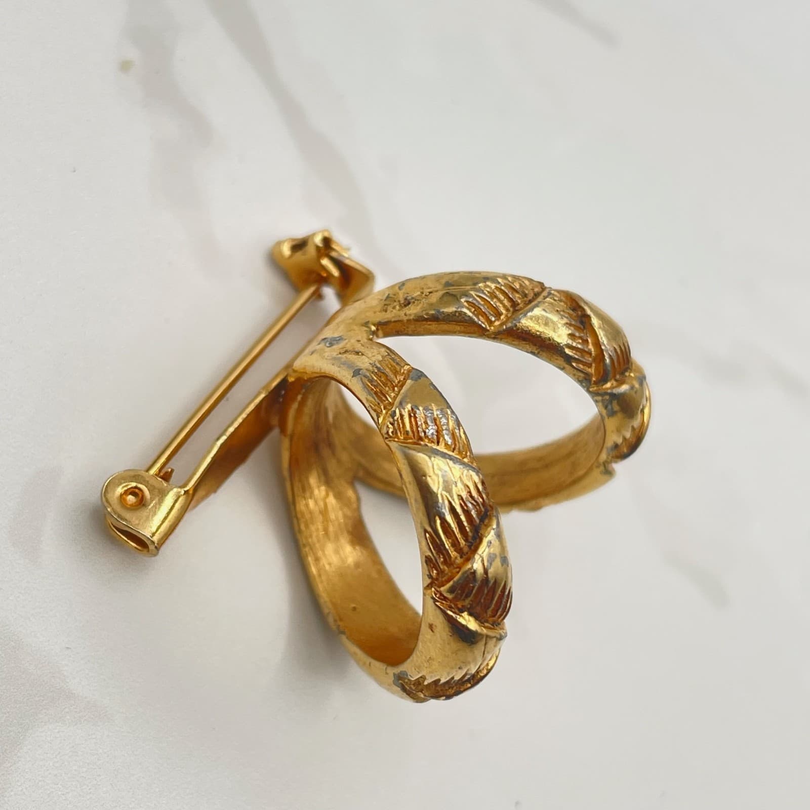 Vintage VTG Gold Tone Basket Weave Brooch Pin C-Scroll Closure Textured - Thumbnail 10