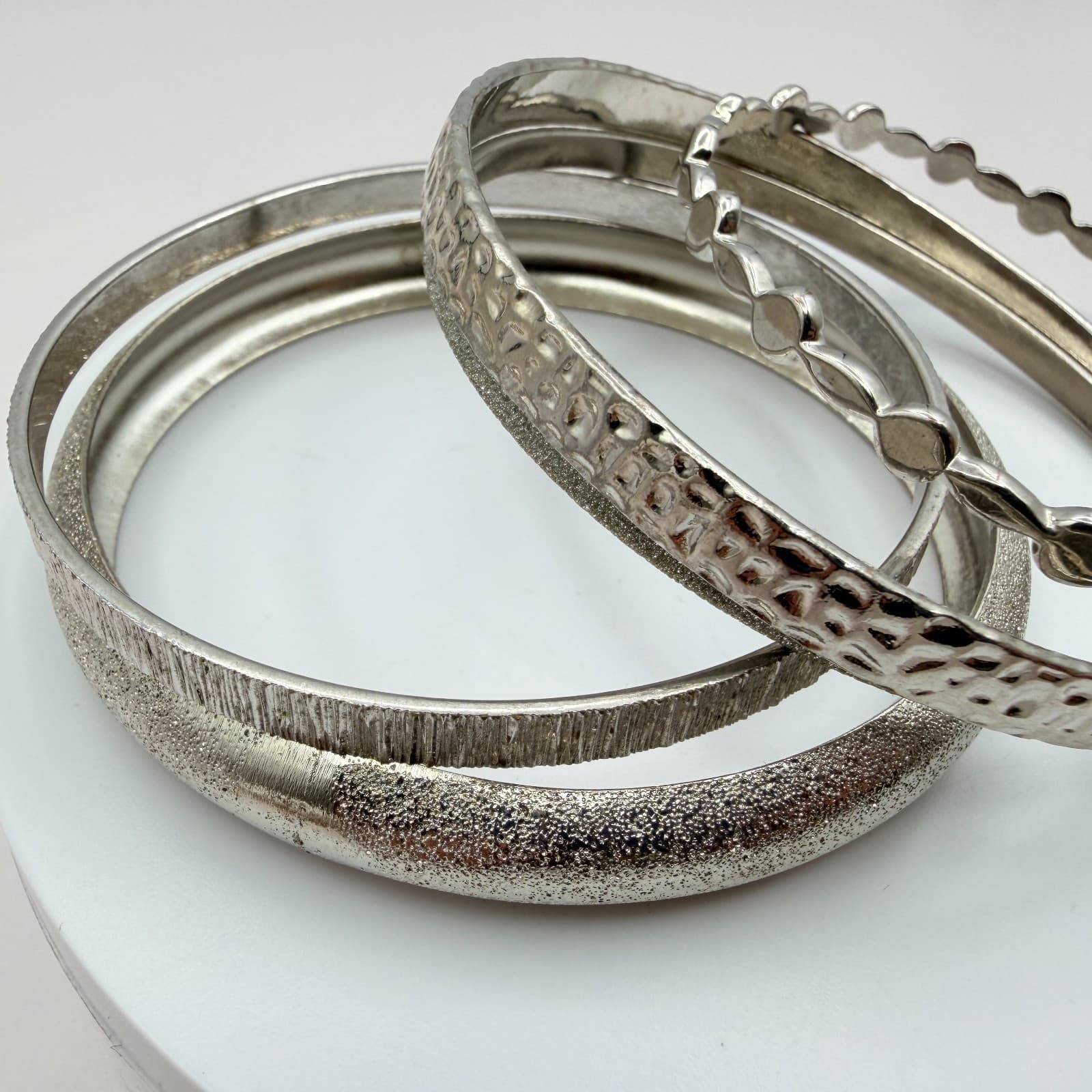 Vintage 90s Silver Tone Bangle Bracelet Set Women's Classic Fashion Jewelry - Thumbnail 3