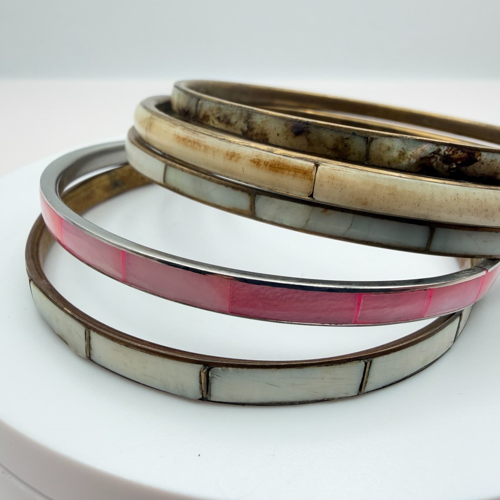 Vintage 90s Polycrome Inlaid Shell Bangle Bracelet 5 Pics Two Tone Jewelry - Thumbnail 5