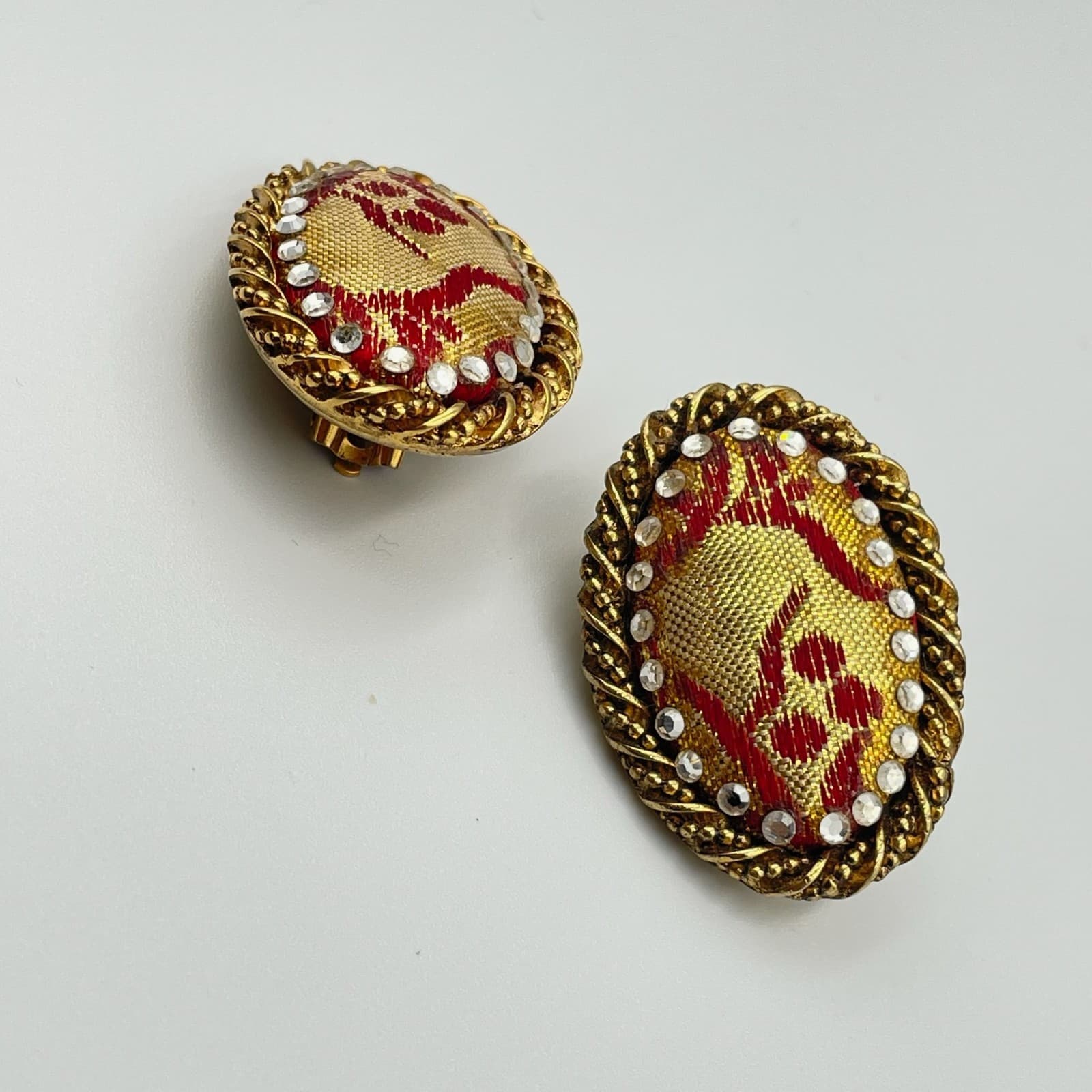 Vintage VTG Gold Tone Clip Earrings Red Fabric Rhinestone Oval Rope Edge Costume - Thumbnail 3