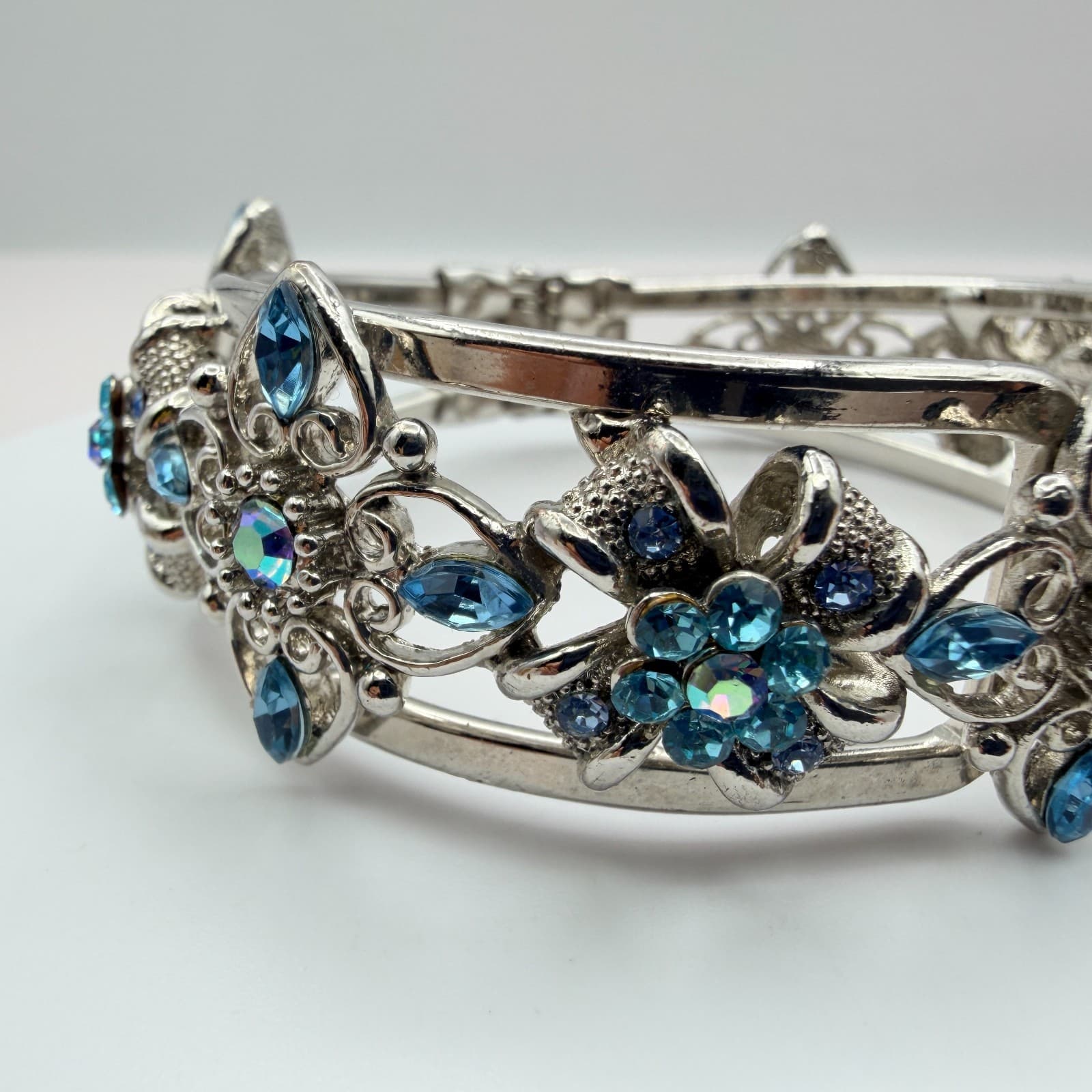 Vintage 90s Blue Rhinestone Floral Cuff Bangle Bracelet Silver Tone Jewelry - Thumbnail 5