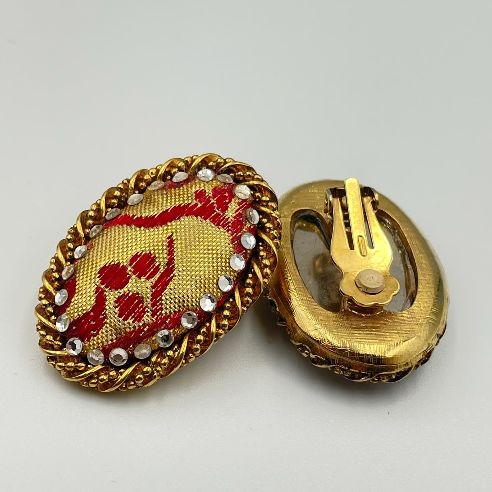 Vintage VTG Gold Tone Clip Earrings Red Fabric Rhinestone Oval Rope Edge Costume - Thumbnail 6
