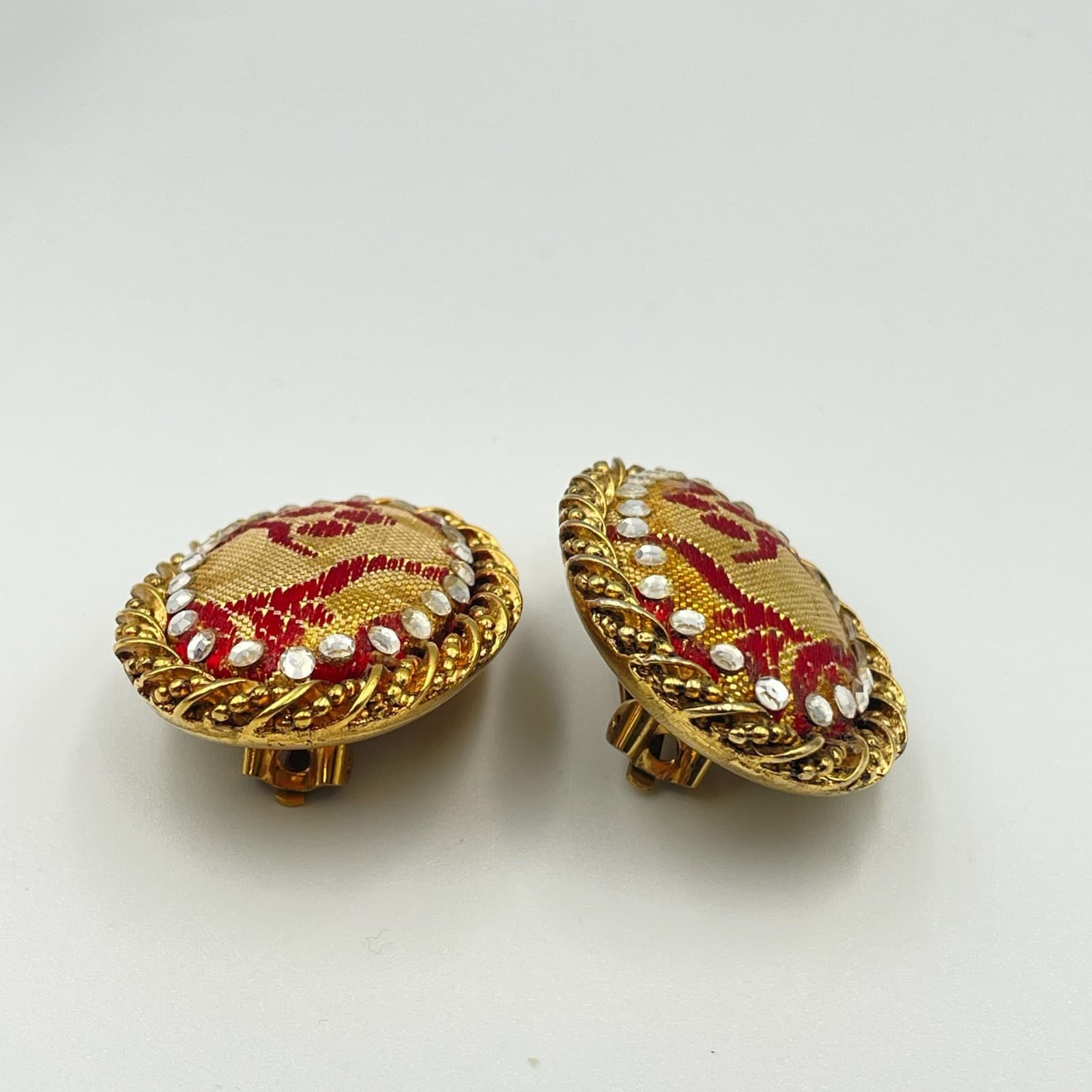 Vintage VTG Gold Tone Clip Earrings Red Fabric Rhinestone Oval Rope Edge Costume - Thumbnail 4