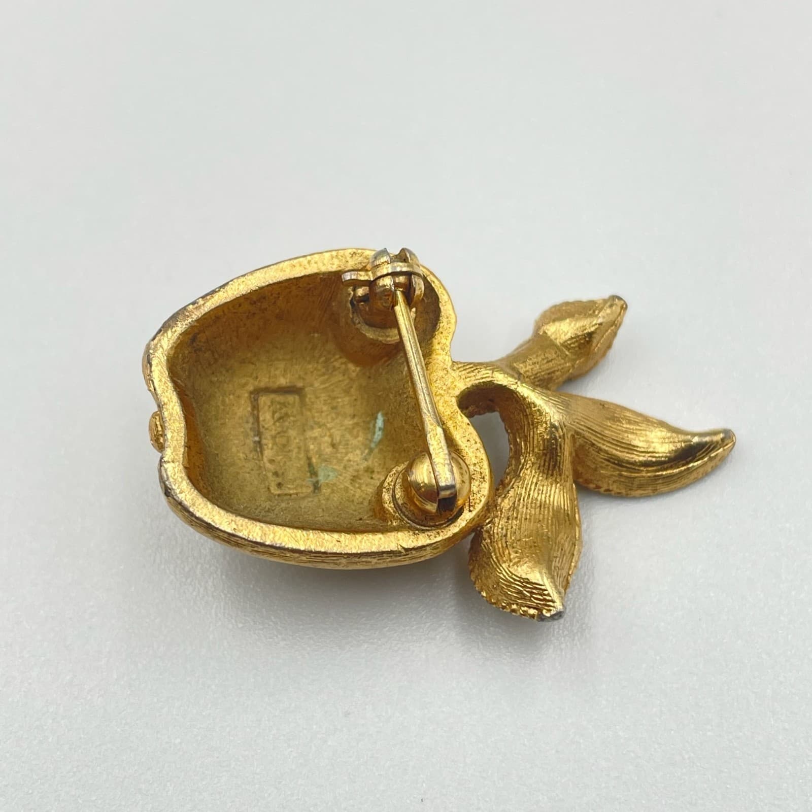Vintage Apple Brooch Pin Gold Tone Brush Textured Finish Teacher School Figural - Thumbnail 6