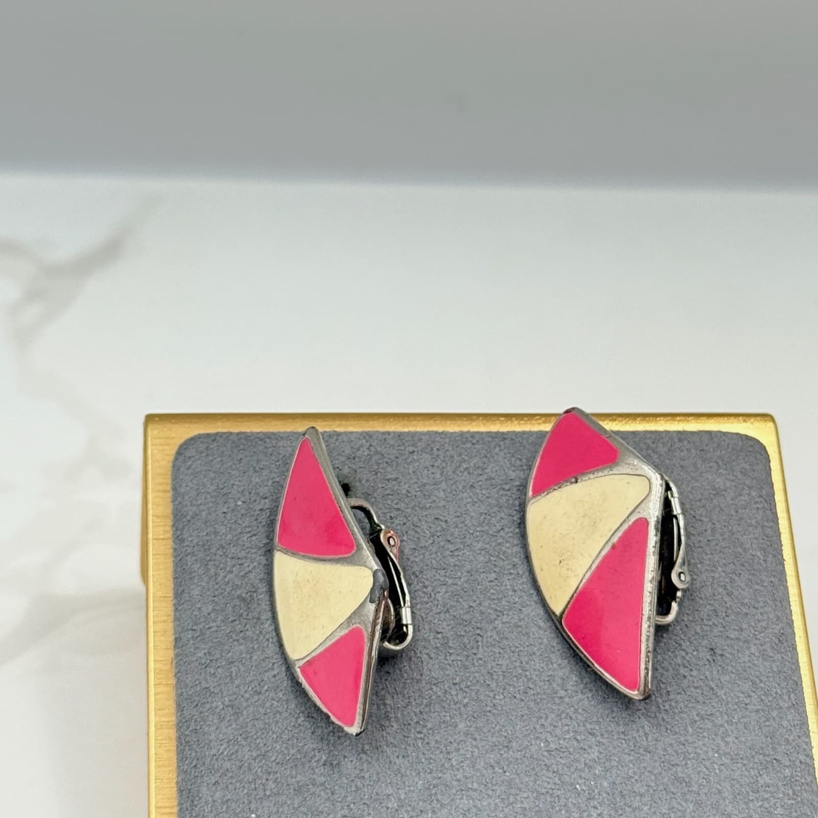 Vintage Hot Pink White Silver-Tone Abstract Geometric Enamel Clip-On Earrings - Thumbnail 4