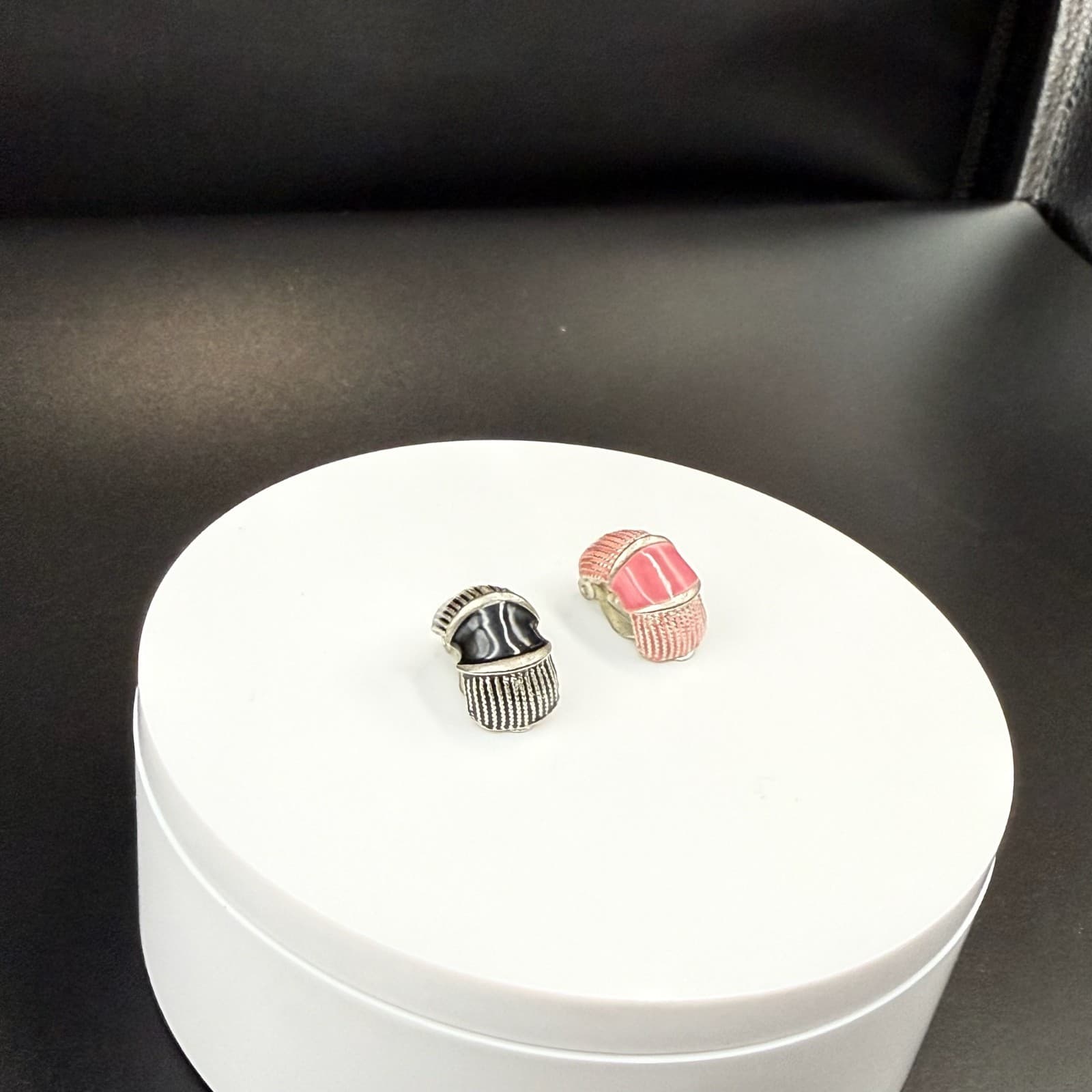 Vintage Pink Black Silver-Toned Barrel-Shaped Fashion Clip-On Enamel Earrings - Thumbnail 5