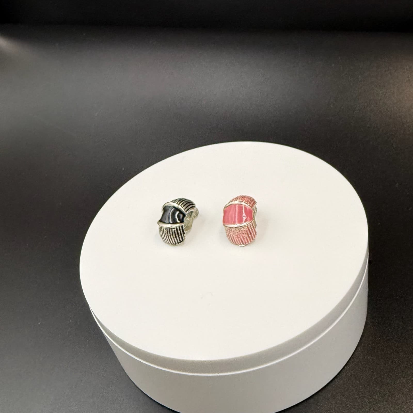 Vintage Pink Black Silver-Toned Barrel-Shaped Fashion Clip-On Enamel Earrings - Thumbnail 2