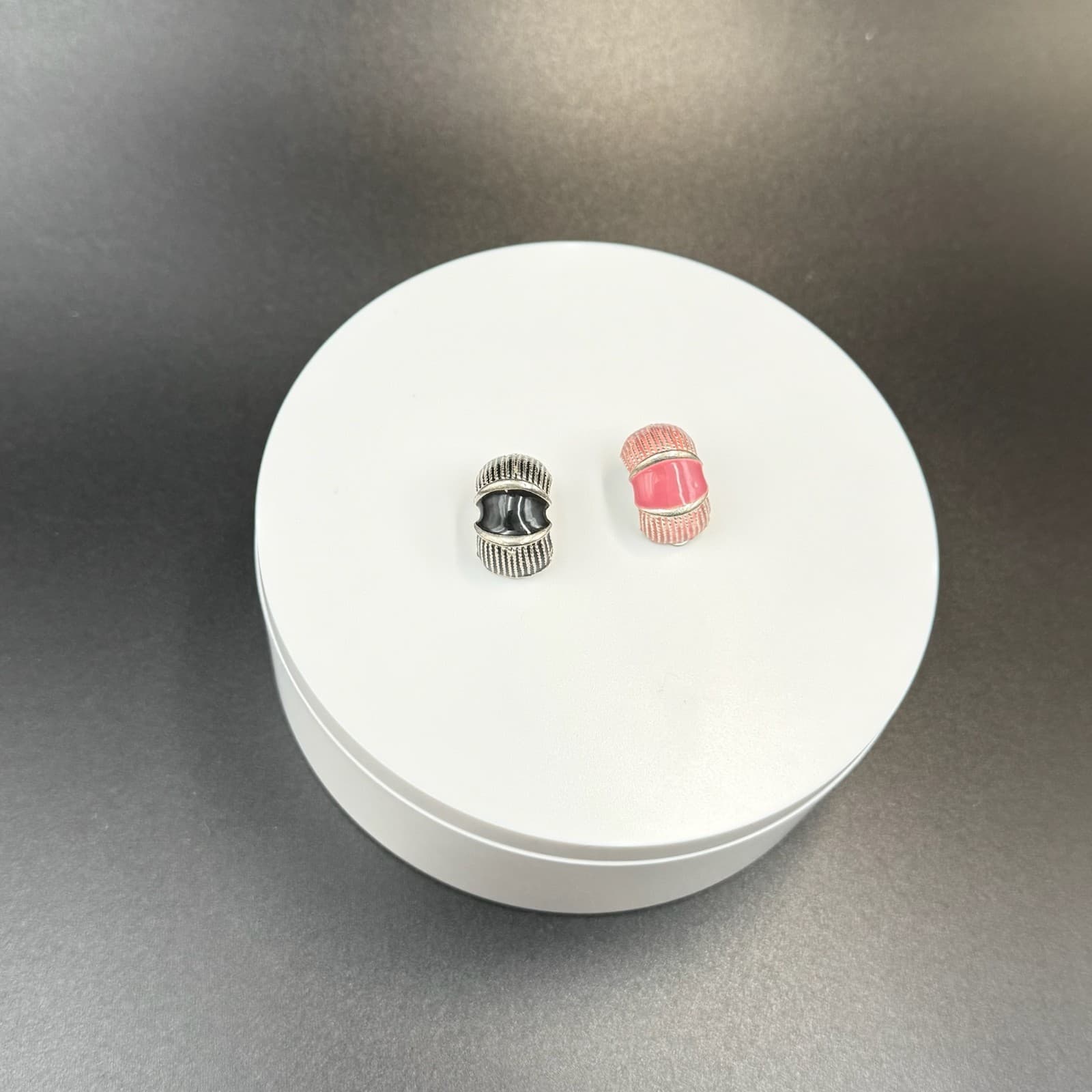 Vintage Pink Black Silver-Toned Barrel-Shaped Fashion Clip-On Enamel Earrings - Thumbnail 7