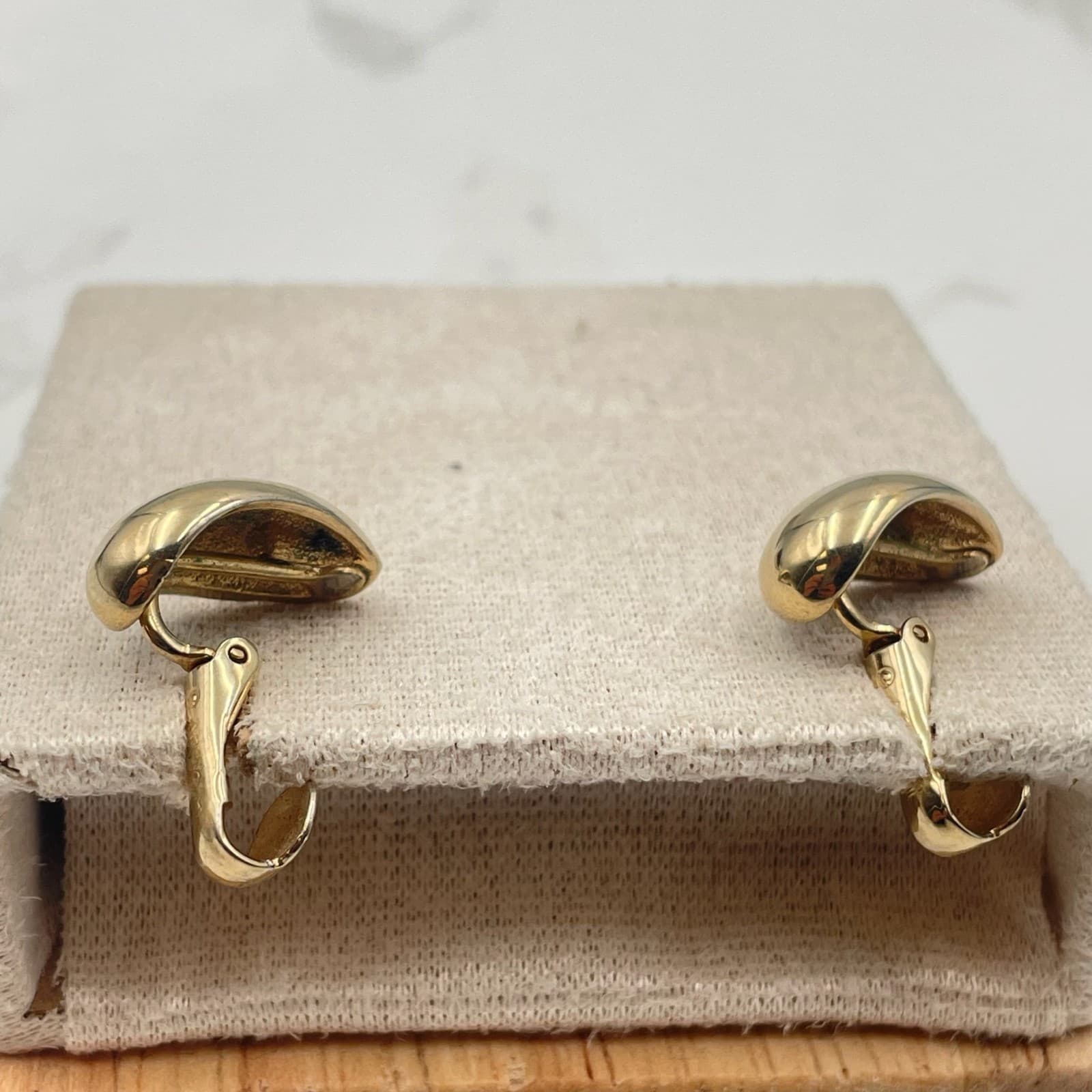 Vintage VTG AVON Gold Tone Puffy Teardrop Clip On Earrings Minimalist Dome Style - Thumbnail 3