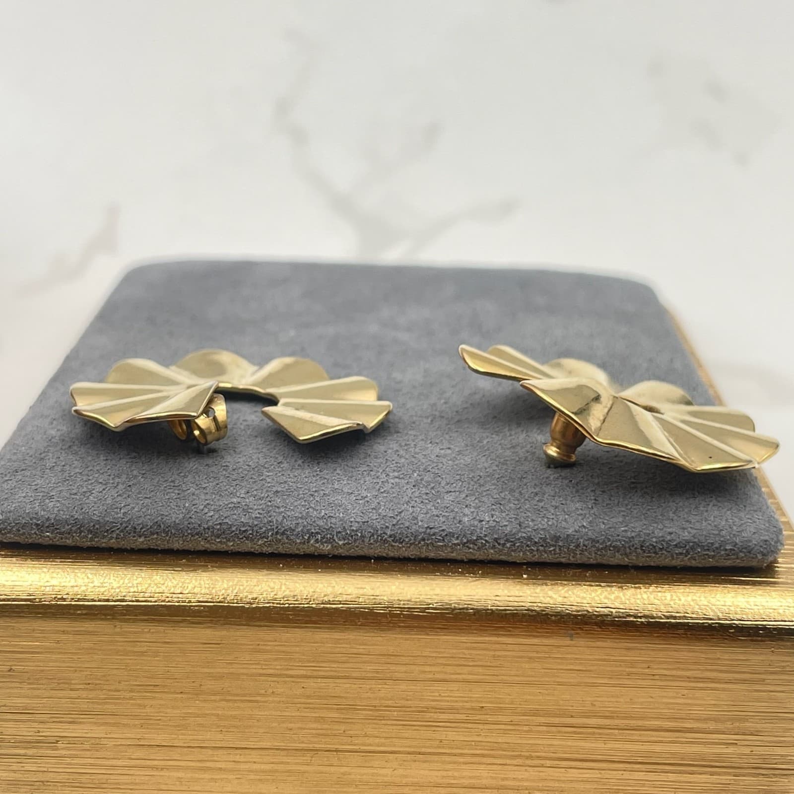 Vintage VTG Gold Tone Ruffle Fan Hoop Earrings Shiny Ribbed Post Statement - Thumbnail 10