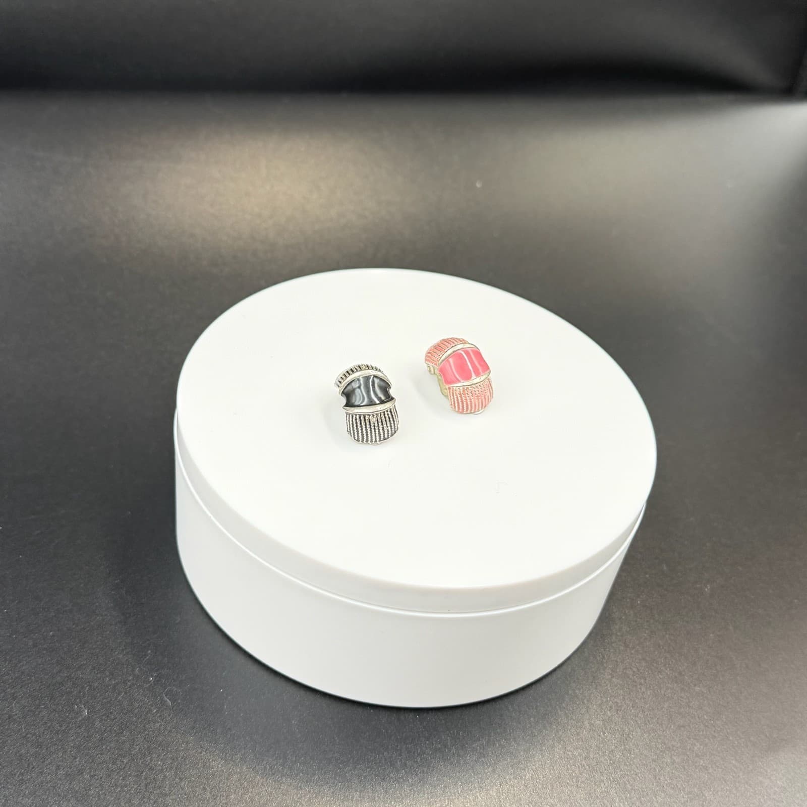 Vintage Pink Black Silver-Toned Barrel-Shaped Fashion Clip-On Enamel Earrings - Thumbnail 8