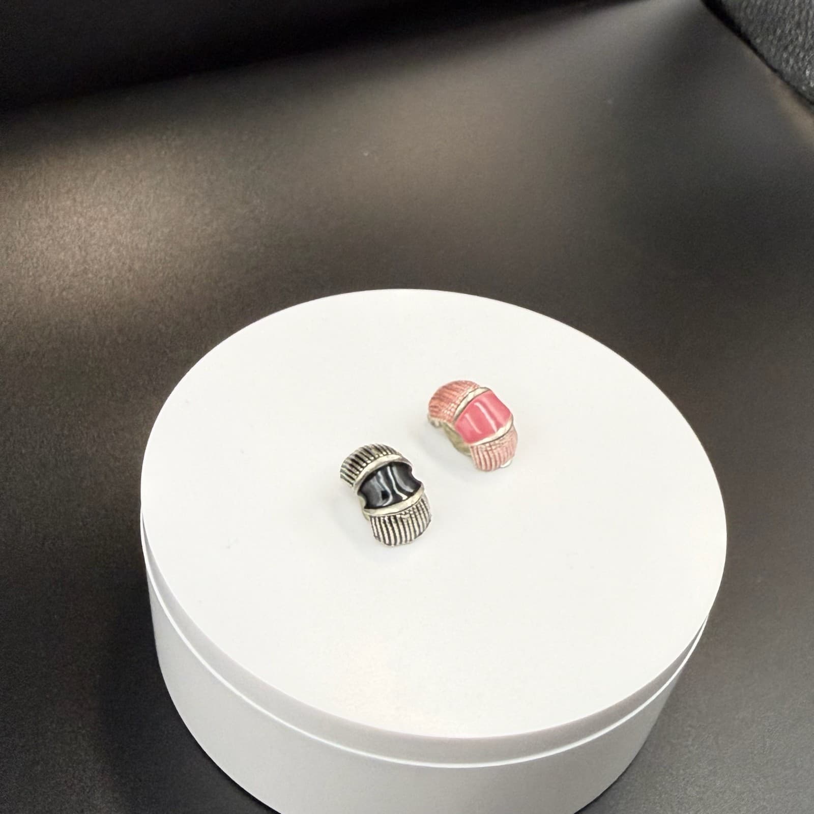 Vintage Pink Black Silver-Toned Barrel-Shaped Fashion Clip-On Enamel Earrings - Thumbnail 4