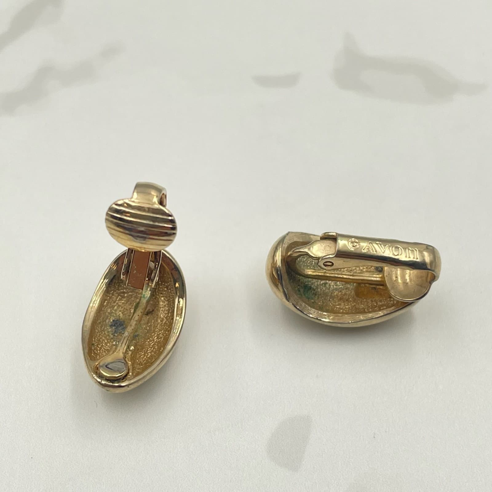 Vintage VTG AVON Gold Tone Puffy Teardrop Clip On Earrings Minimalist Dome Style - Thumbnail 9