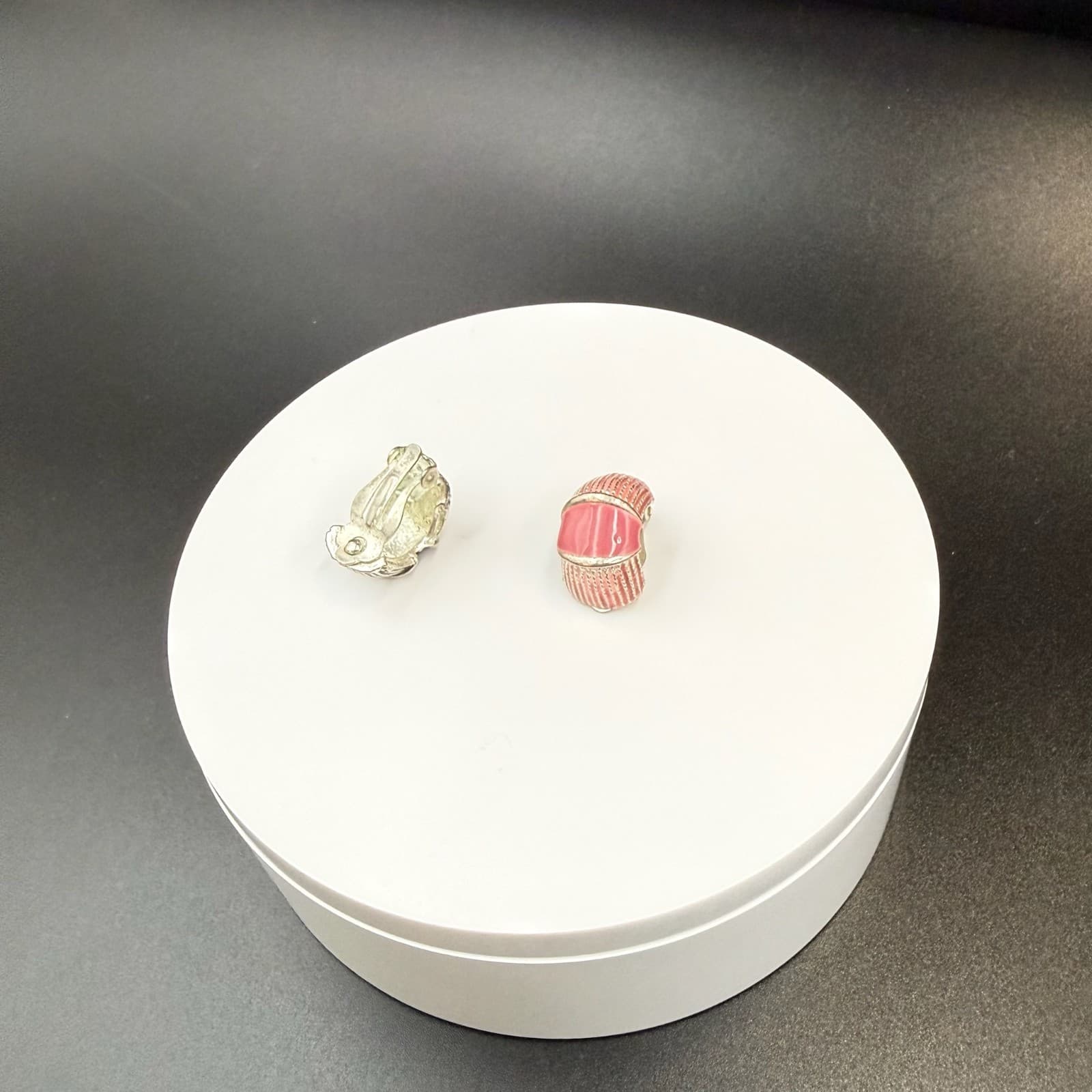 Vintage Pink Black Silver-Toned Barrel-Shaped Fashion Clip-On Enamel Earrings - Thumbnail 10