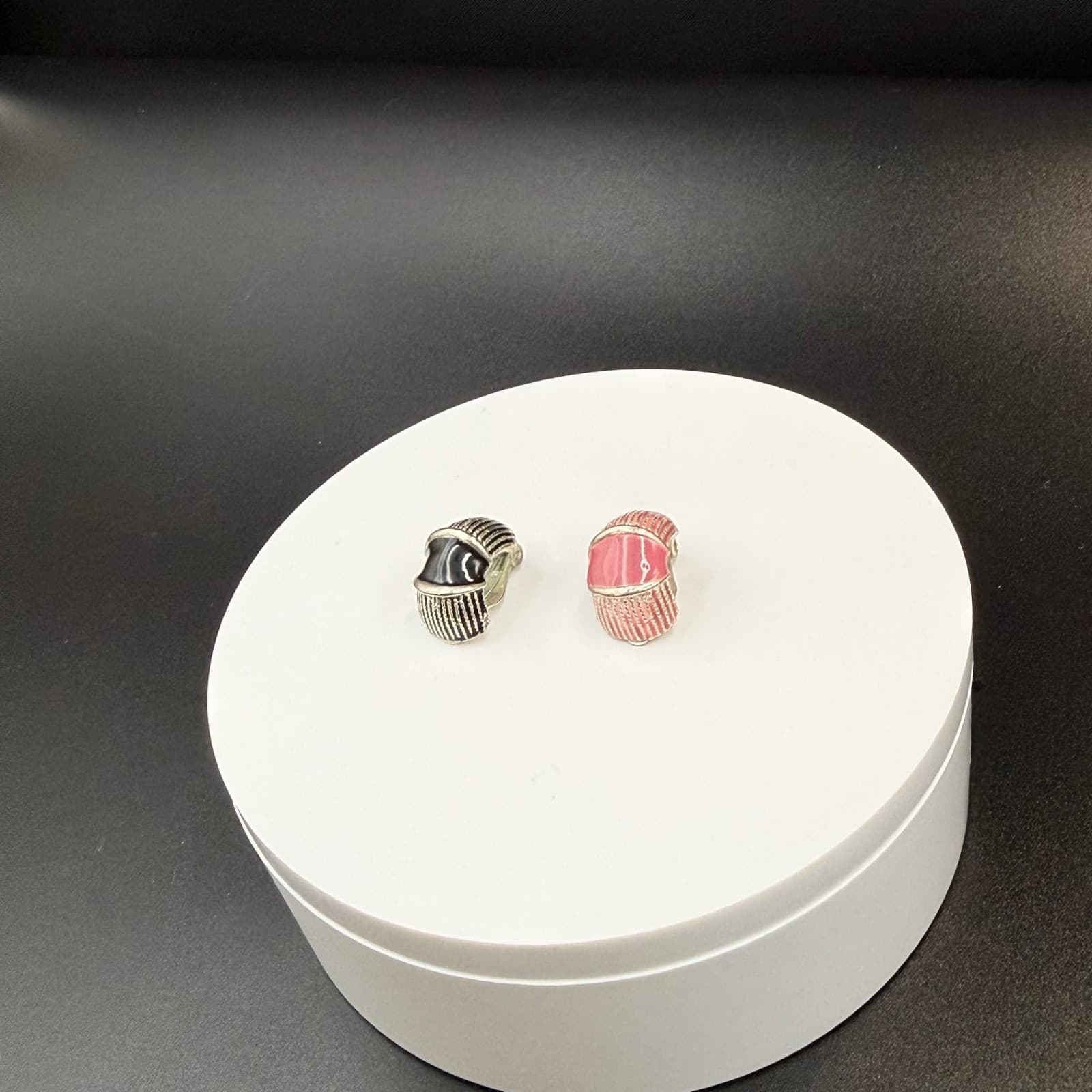 Vintage Pink Black Silver-Toned Barrel-Shaped Fashion Clip-On Enamel Earrings - Thumbnail 3