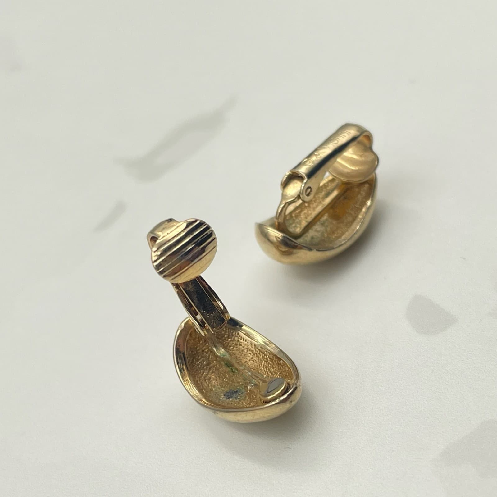 Vintage VTG AVON Gold Tone Puffy Teardrop Clip On Earrings Minimalist Dome Style - Thumbnail 10