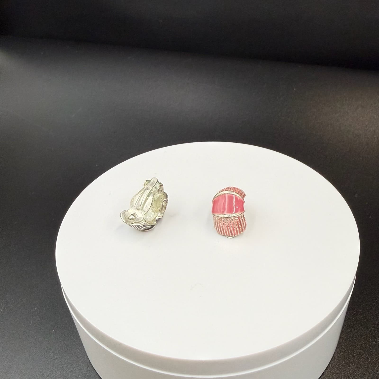 Vintage Pink Black Silver-Toned Barrel-Shaped Fashion Clip-On Enamel Earrings - Thumbnail 9