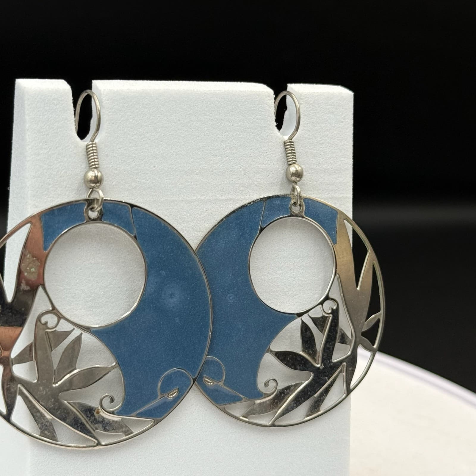 Vintage Silver-Tone Blue Enamel Cut-Out Design Maple Leaf Circular Drop Earrings - Image 1