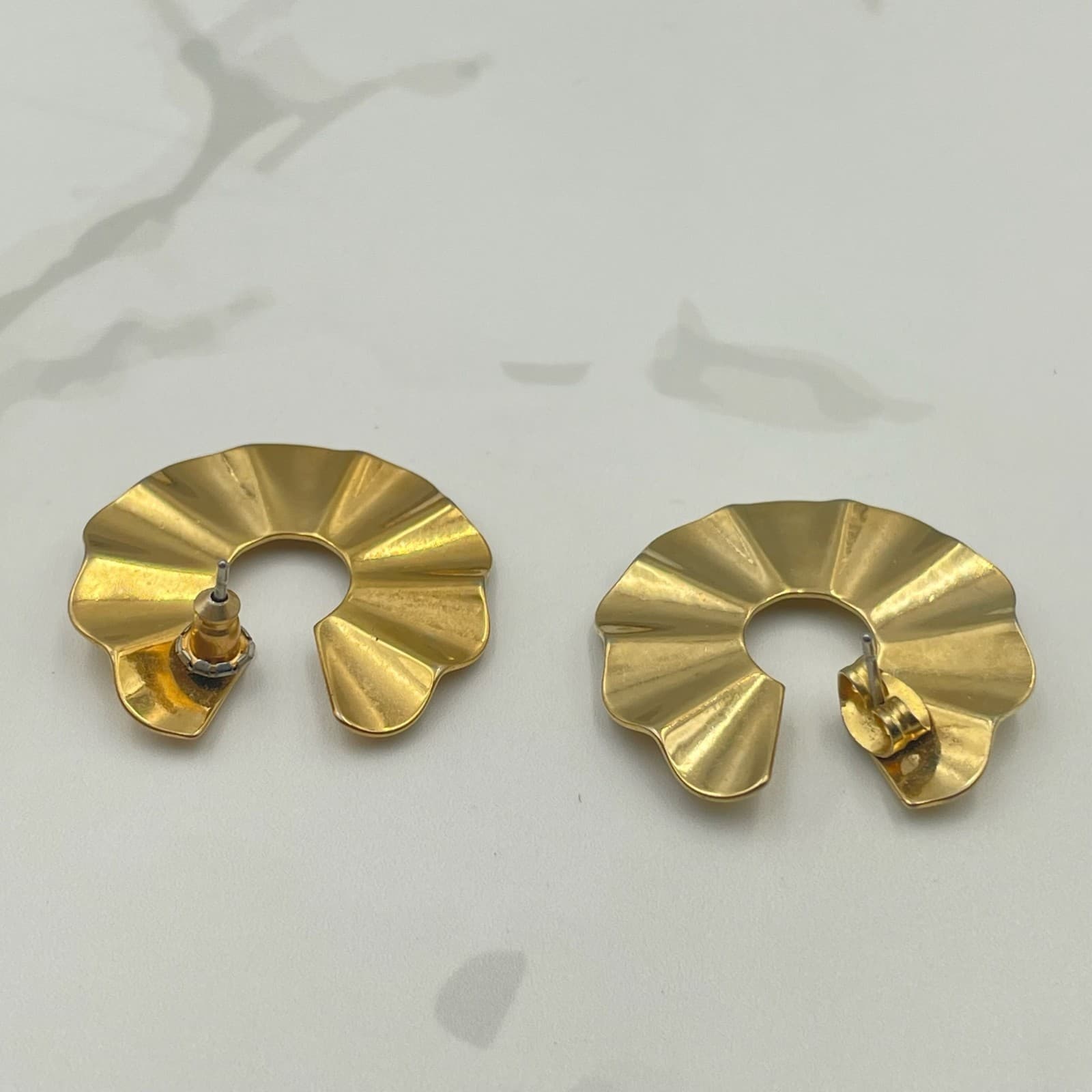 Vintage VTG Gold Tone Ruffle Fan Hoop Earrings Shiny Ribbed Post Statement - Thumbnail 6