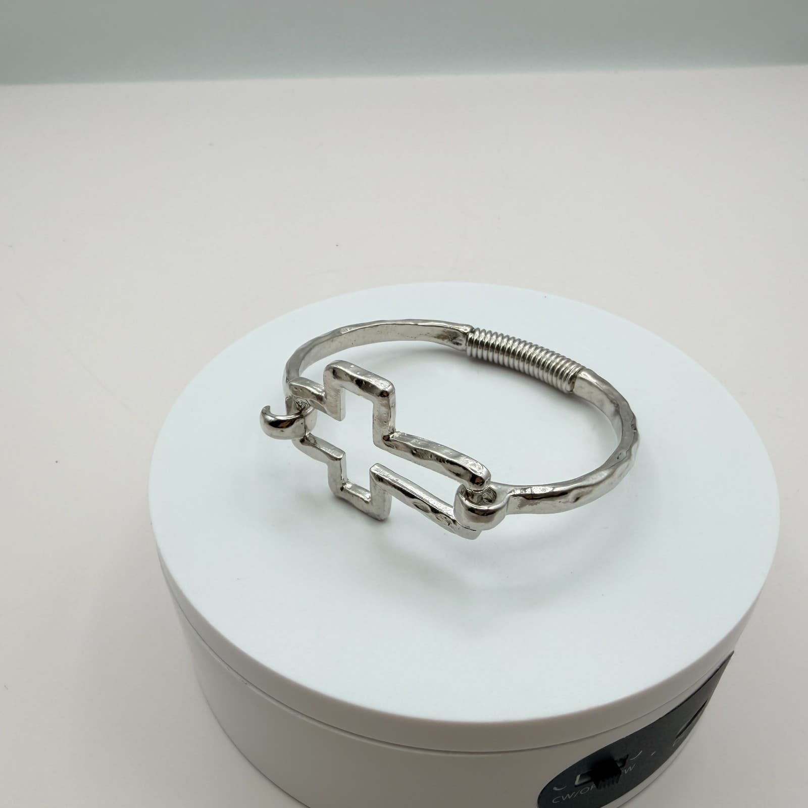 Vintage Y2K Silver Tone Hammered Cross Cuff Bangle Bracelet Religious Jewelry - Thumbnail 6